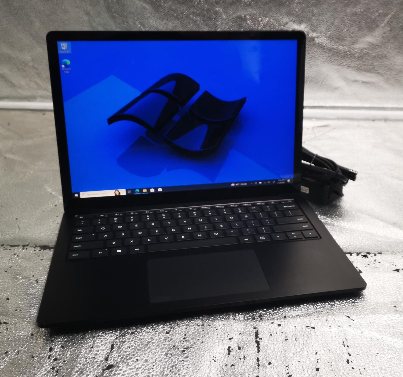Microsoft Surface Laptop 3 13.5″ 256GB 8G Intel Core i5-1035G7 – 1.20 GHz *READ*