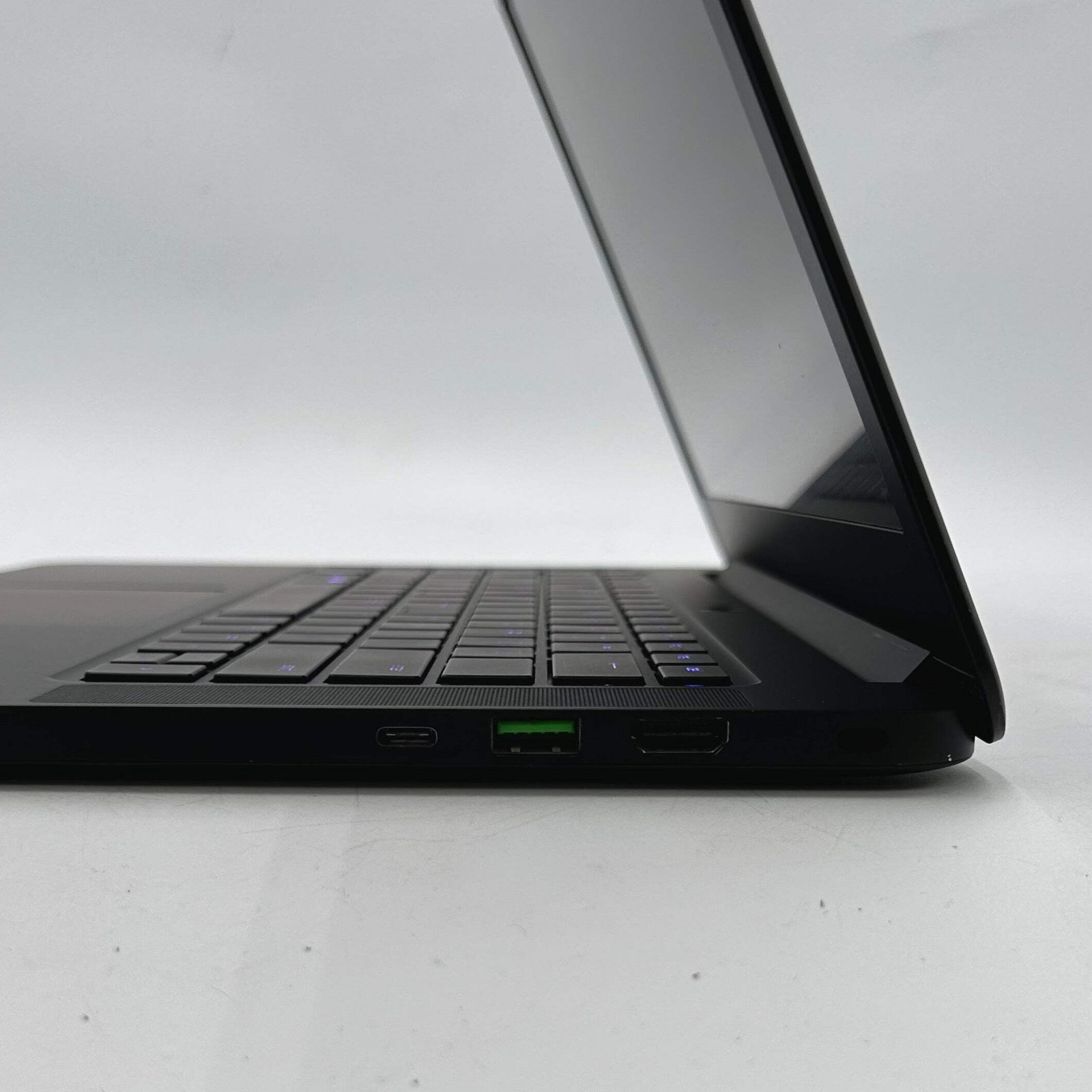 Razer Blade 14 RZ09-01953E71 14″ i7-7700HQ 16GB RAM 256GB SSD GeForce GTX 1060