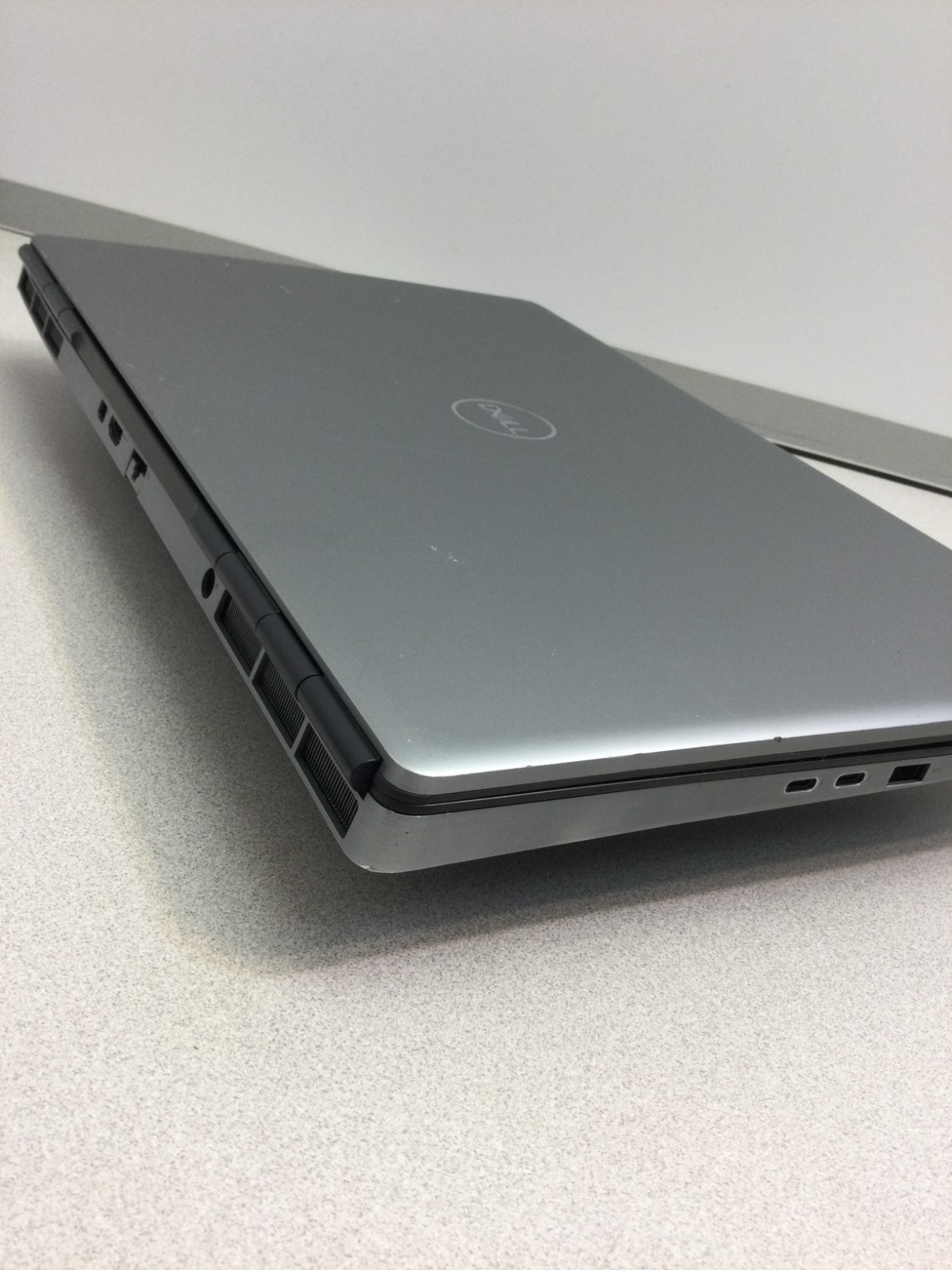 Dell Precision 7750 i7-10875H 2.30GHz 32GB 256GB NVMe 17.3″ RTX 4000
