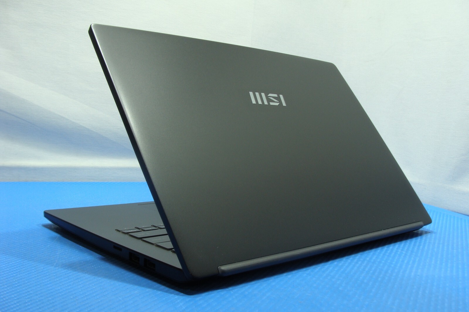 MSI Modern 14 C12M 14”FHD core i5-1235U 2.5GHz 8GB 512GB 95% Battery +Charger