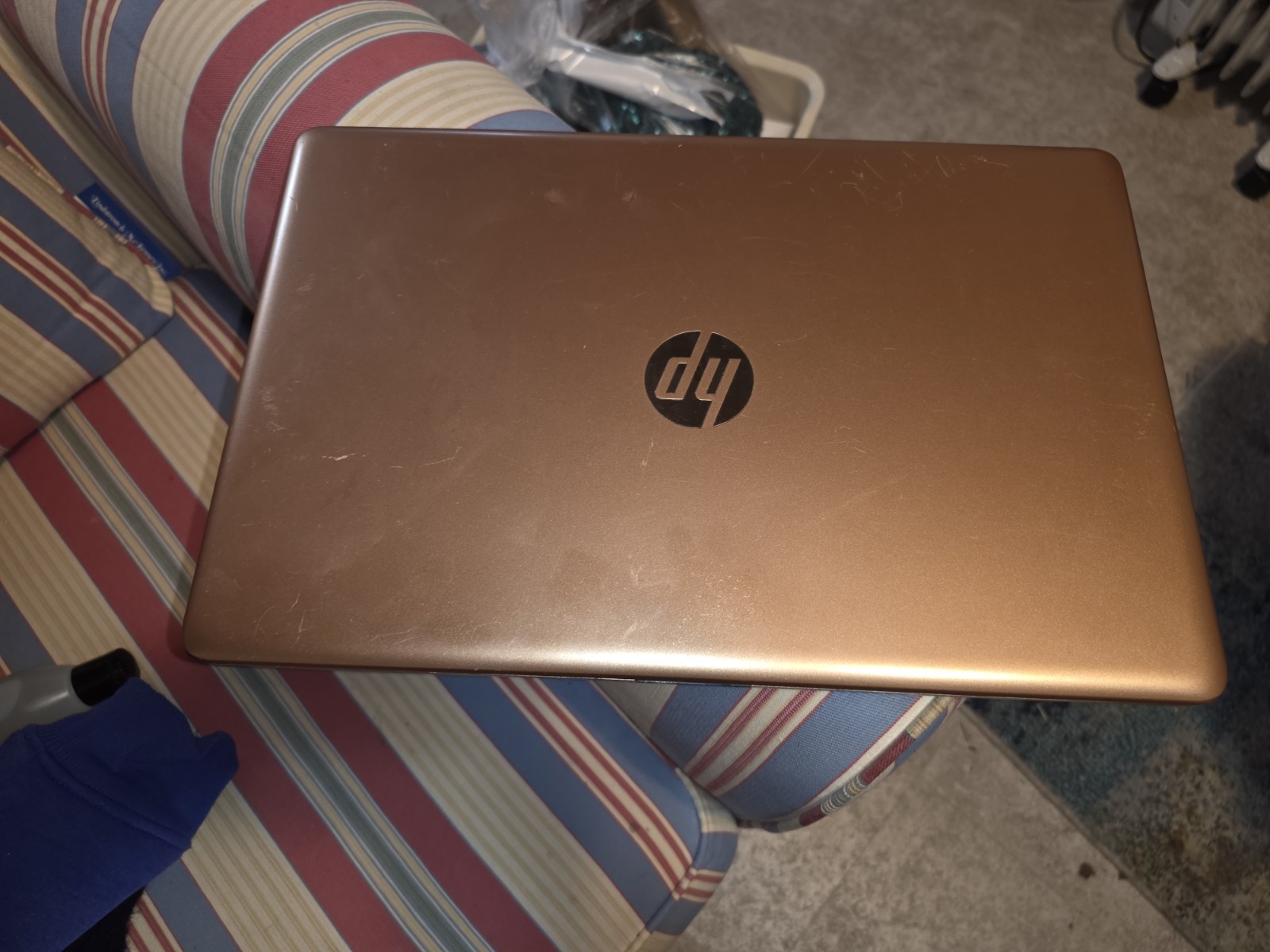 HP 15-DB1005 15.6″ (256GB SSD, AMD A3000, 2.4 GHz, 8GB) – Gold – 8LJ45UARABA