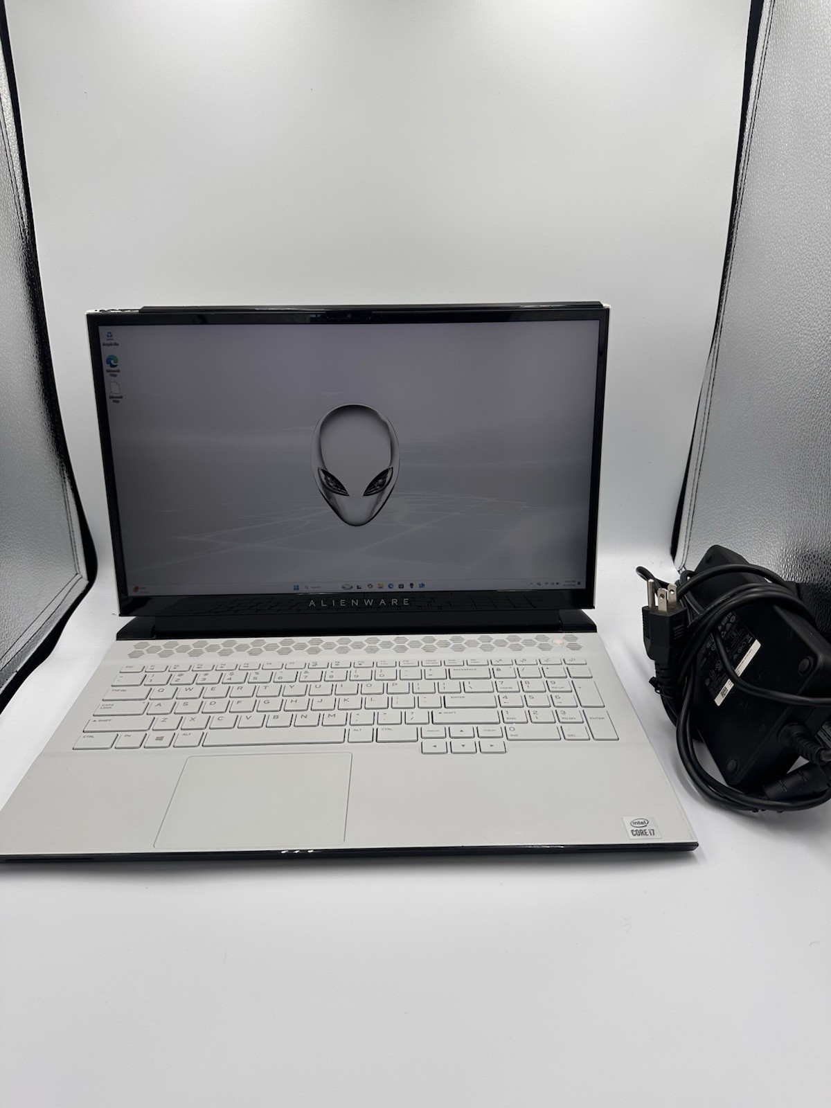 Alienware m17 R3 17.3″ Intel i7 16GB NVIDIA GF RTX 2070 super 2TB SSD Read Desc.