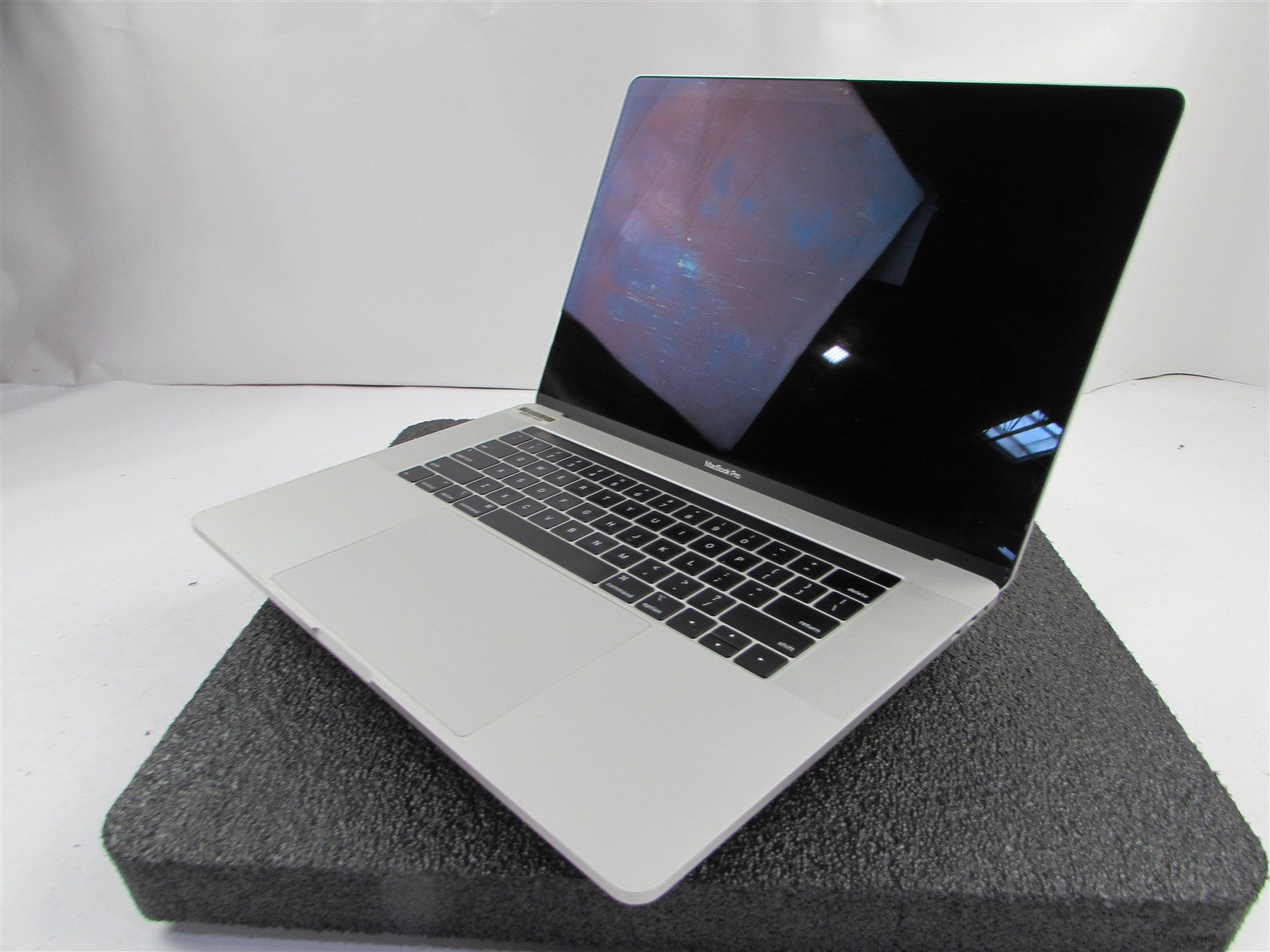 APPLE MACBOOK PRO A1990 3072X1920 I9-9980Hk 1TB SSD 32GB RAM AMD GPU NO O.S