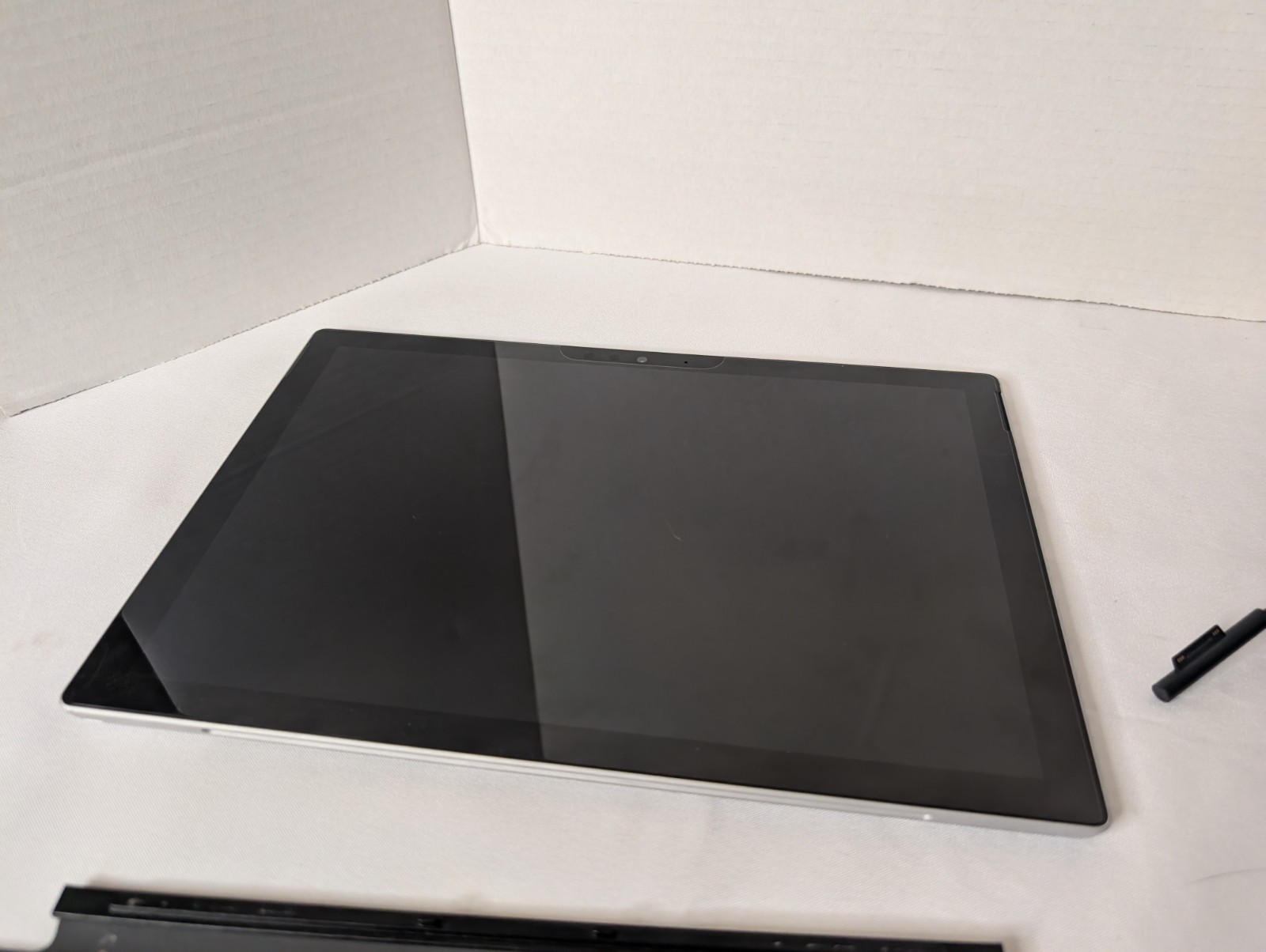 Microsoft Surface Pro 5 12.3 inch (256Gb, Intel i7 2.6GHz, 8GB RAM + Accessories