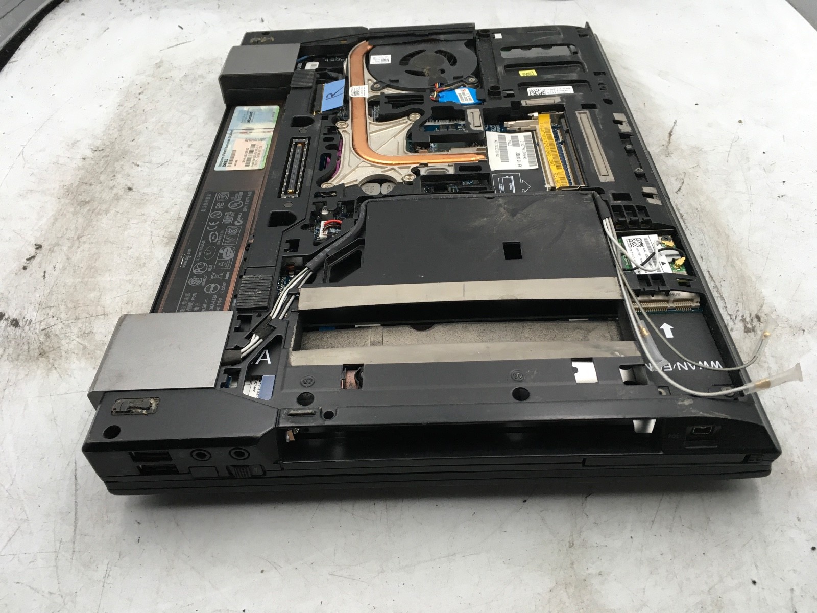 DELL LATITUDE E6400 – BOOTS TO BIOS- INTEL CORE 2 DUO – no RAM – 14″ – READ – BB