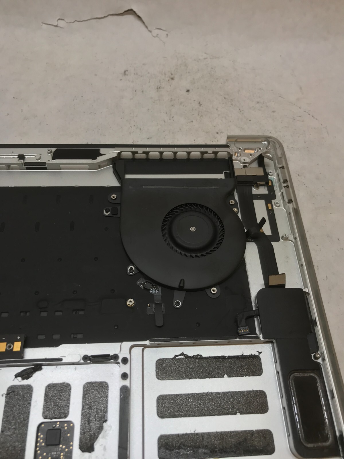 Apple MacBook Pro Touch/2018 A1990 Palmrest NO MOTHERBOARD For Parts/Repair – DW