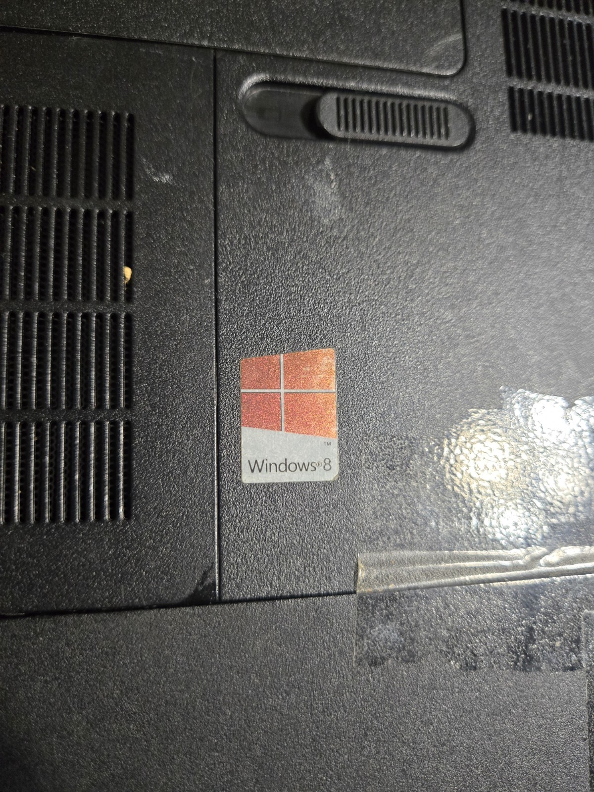 HP 2000 Laptop Windows 8 13.5″ Screen HDD 148 GB 3.60 GB RAM