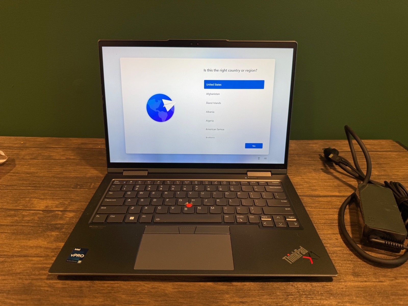 Lenovo ThinkPad X1 Yoga Gen 7 14″ i7-1265u 16GB 256GB Windows11 – (B Quality)