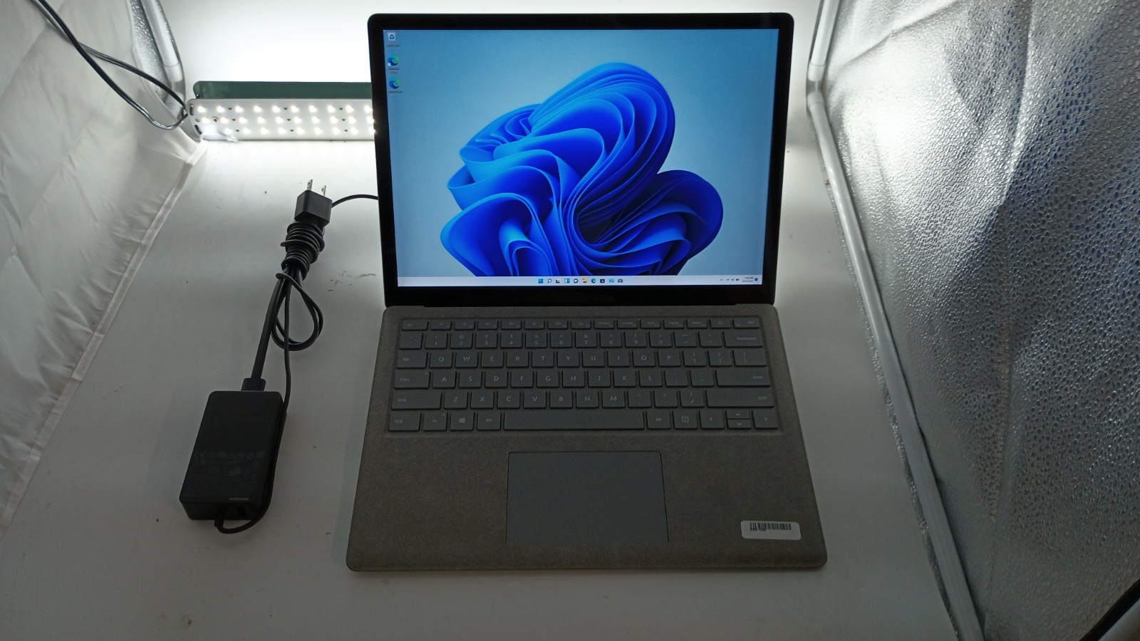 1092 Surface Laptop 2 w/charger.i5-8350U.256GB NVMe.8GB.13.5″2K Touch.W11 Pro