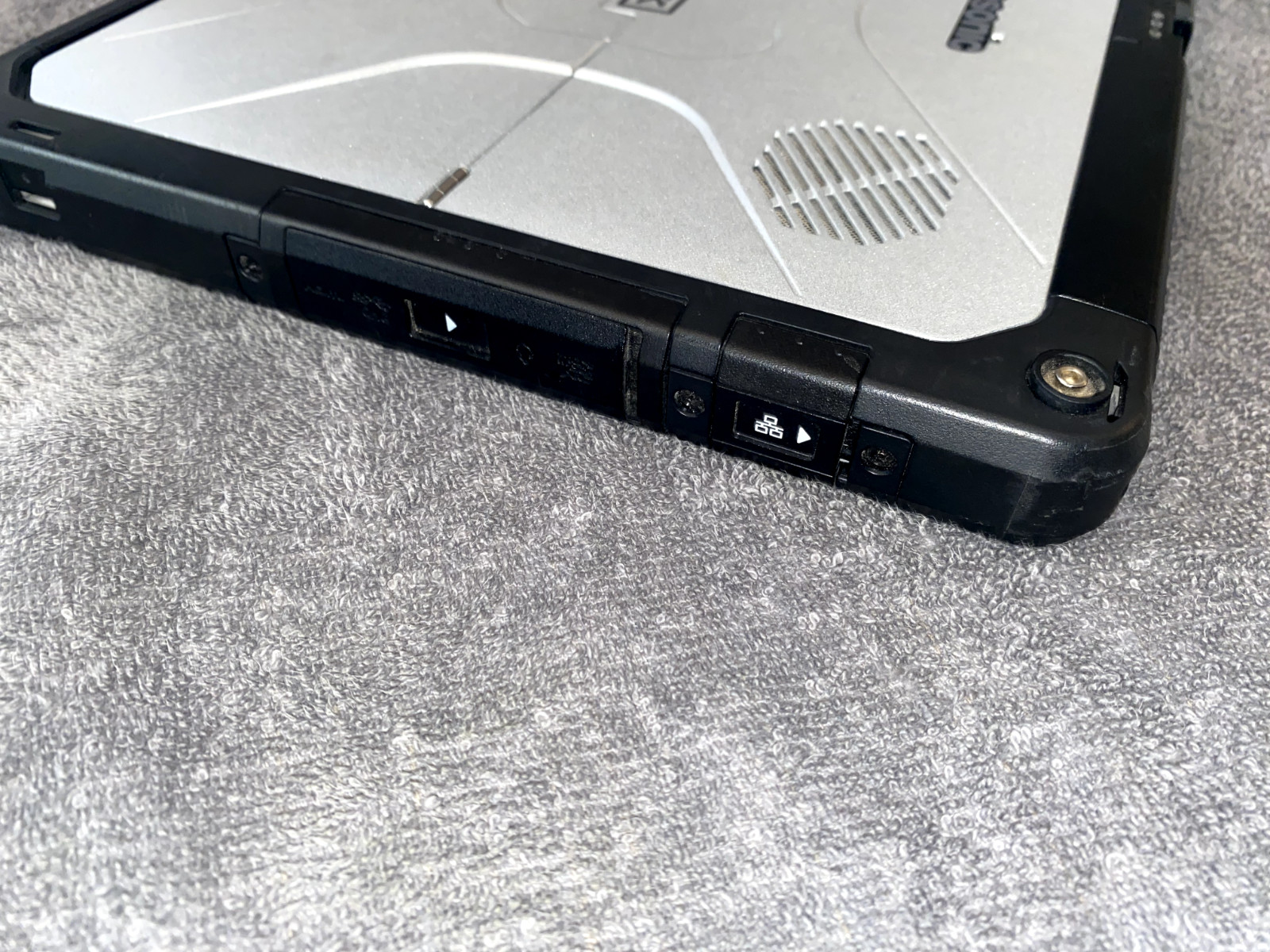 Panasonic ToughBook CF-33 MK1 i5-7300U 2.6GHz 8GB, 512 GB SSD,4G LTE, 2210 hours
