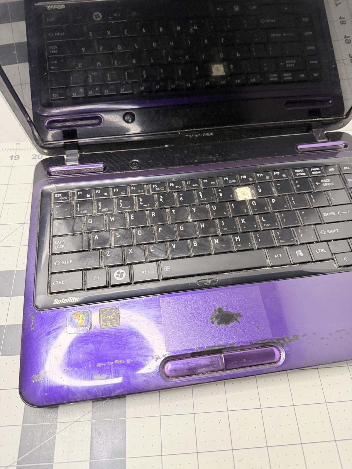 Toshiba Satellite L645D-S4029 Purple 14″ Laptop AS-IS Power LED On No Display