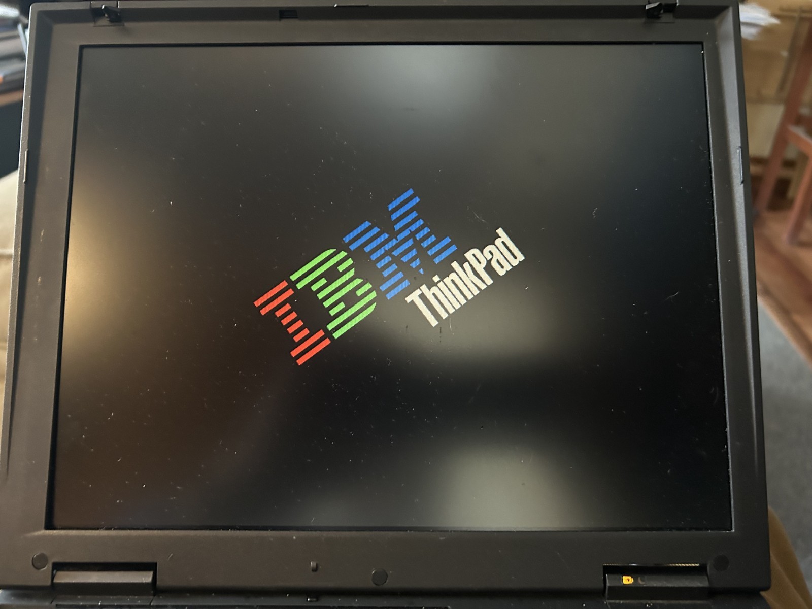 IBM Thinkpad X21 Type 2662 with Windows 2000 & DVD. Works but battery is dead.