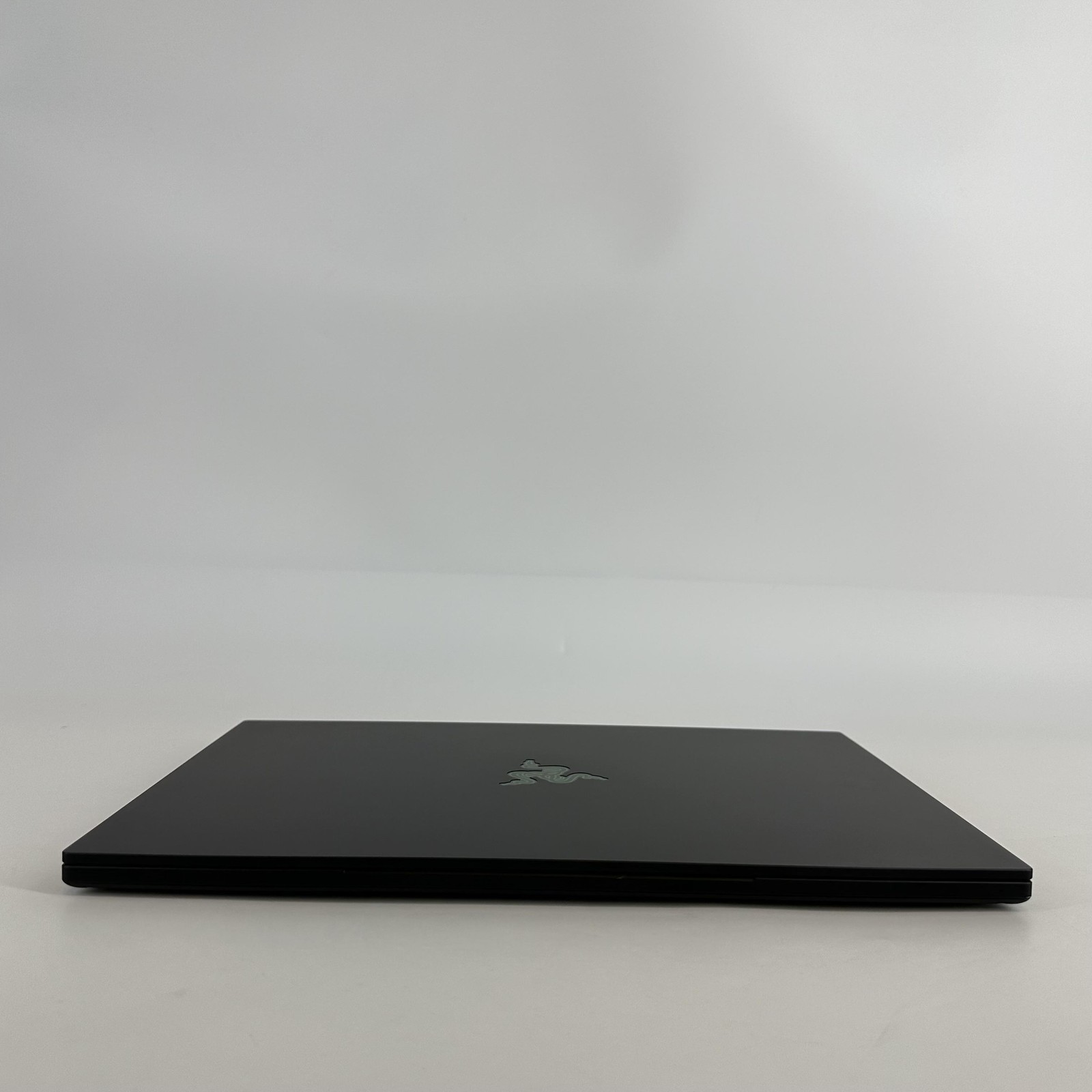 Razer Blade 16 240Hz QHD+ 2025 2.0 GHz Ryzen AI 9 HX 370 32GB 2TB SSD RTX 5090