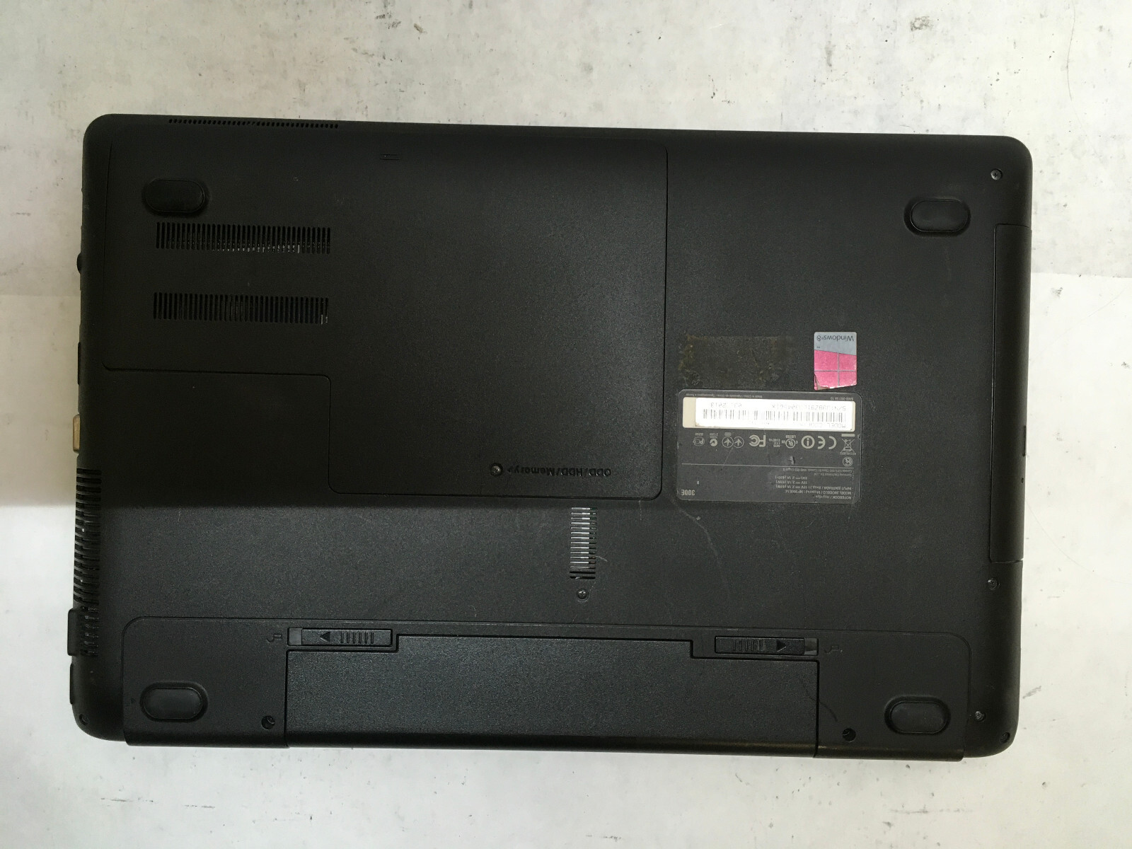 Toshiba Notebook NP300ESE 15″ Core i3 3rd Gen FOR PARTS, BROKEN SCREEN -EQ