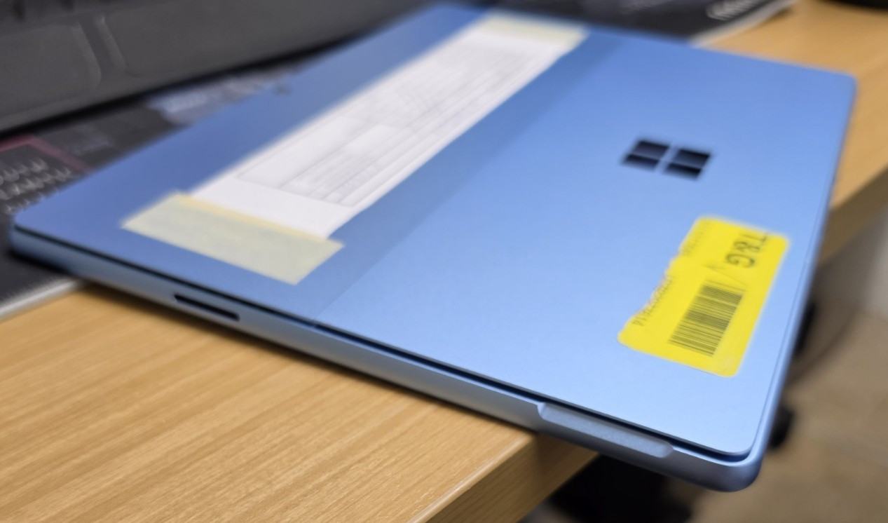 Microsoft Surface Pro 9 Core i5-1235U 8GB RAM 256GB SSD 13″ Touch Sapphire