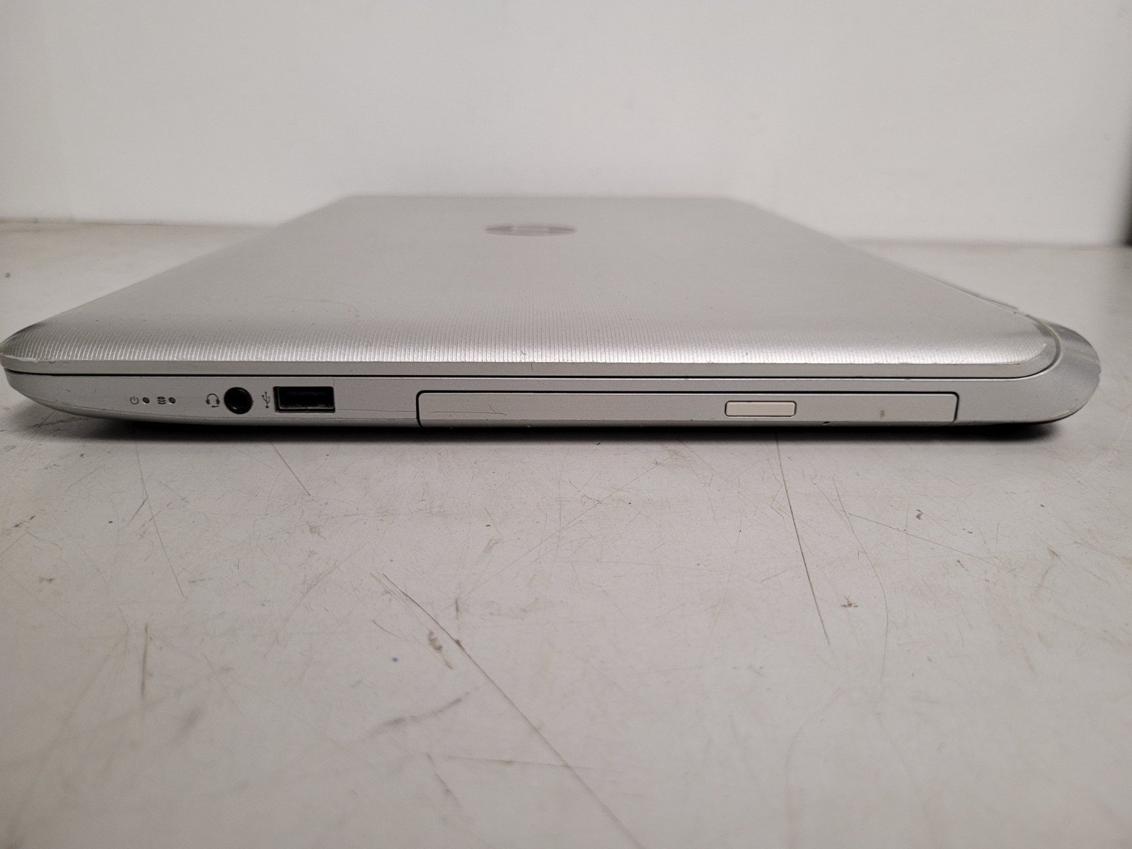 Hp pavilion 17 17.3″amd A10-5745m 2.1ghz 6gb ram 700gb hdd charger 5CD42940KL