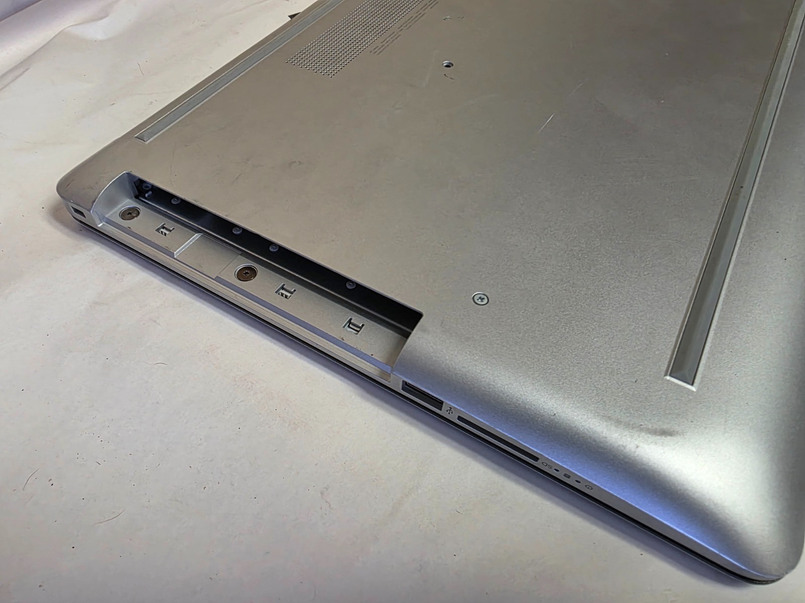 HP 17 Intel i5-1035G1 1.00GHz 12GB RAM No HDD – Screen hinges bad – No CD Rom