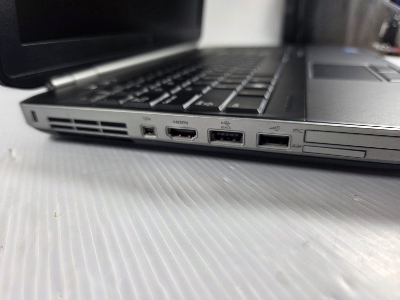 DELL LATITUDE E5520 Laptop INTEL I5- 2410M – 4GB RAM 250 HDD Read