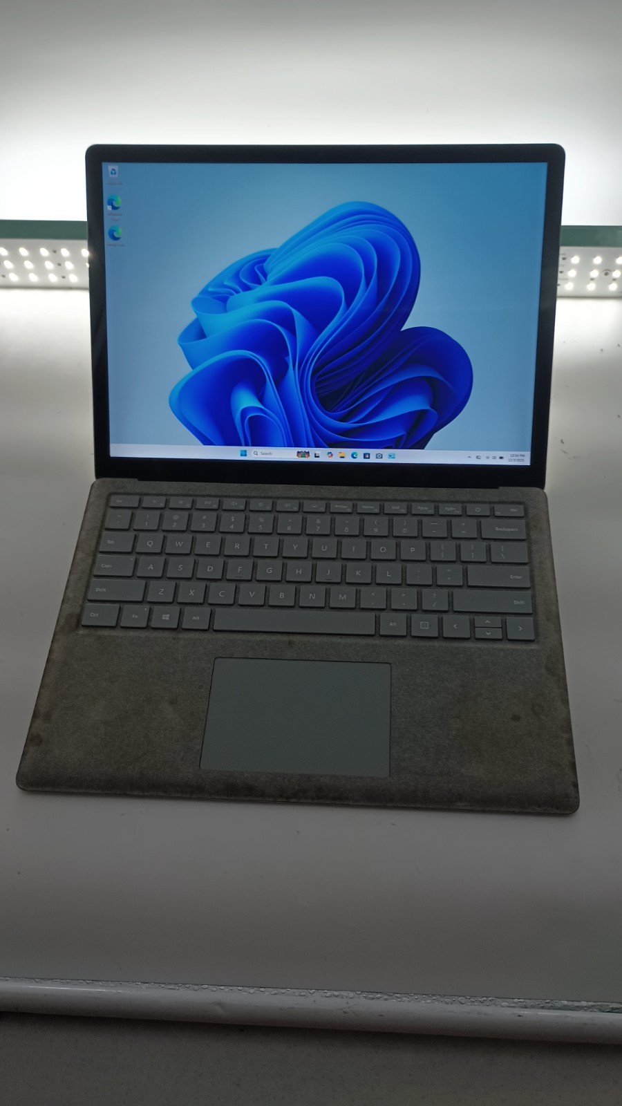 12033 Surface Laptop.(No charger!!) i7-7660U.8GB.256GB SSD.13.3″ 2K Touch.W11
