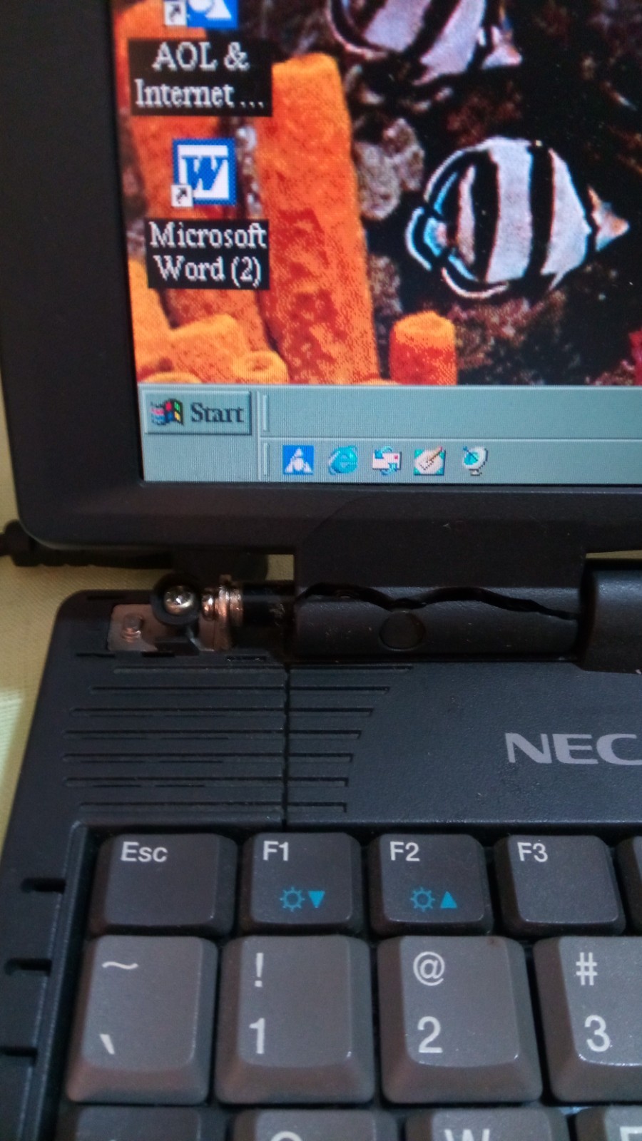 NEC READY 330T LAPTOP WIN98 266MHZ 32MB RAM 3GB HDD AS IS