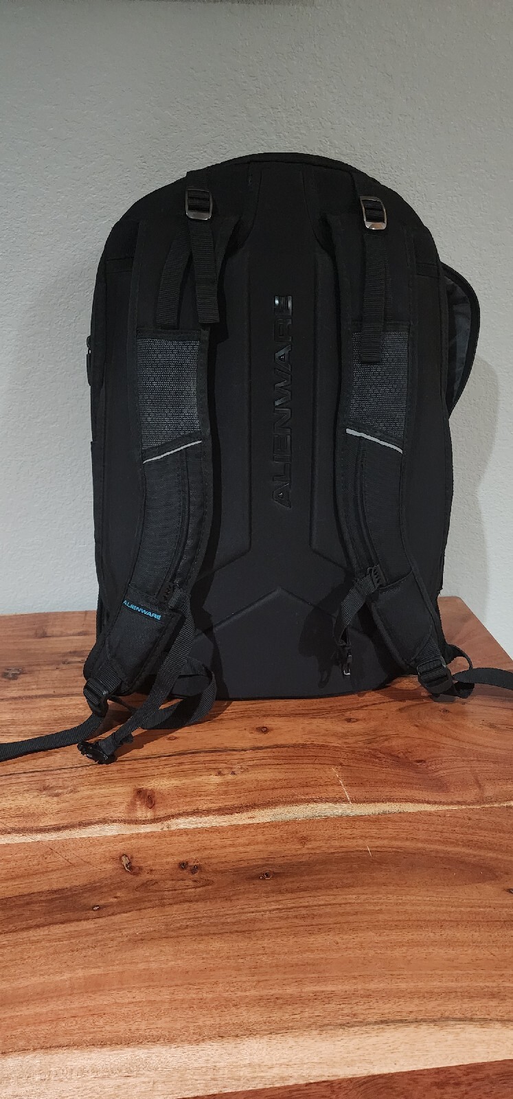 Alienware i7-8750 GTX 1060 2 TB SSD Gaming Laptop w/ Alienware Mousepad/Backpack