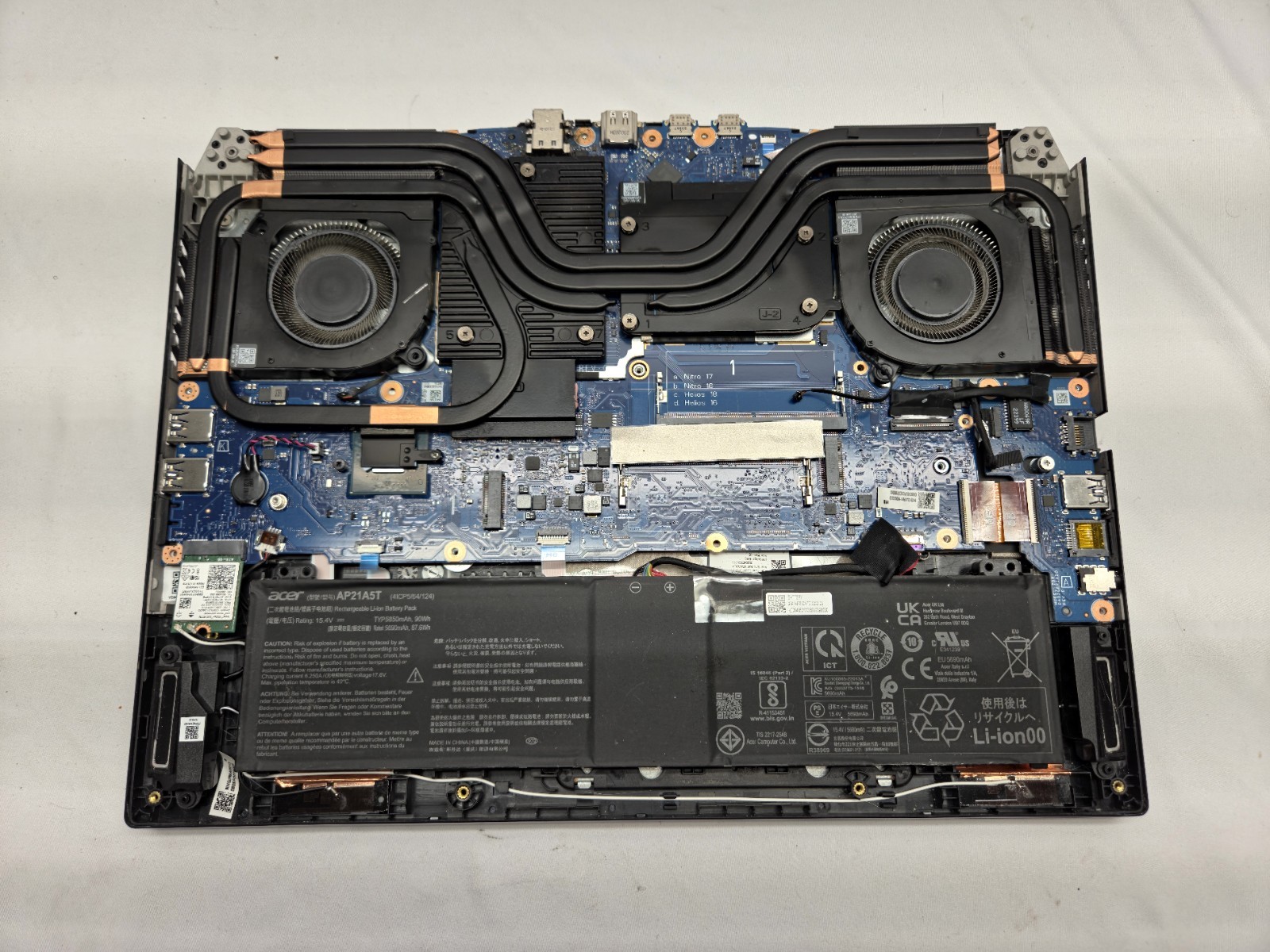 Acer Predator Helios 16 240Hz QHD+ i7-13700HX RTX 4070 Gaming Bad Motherboard