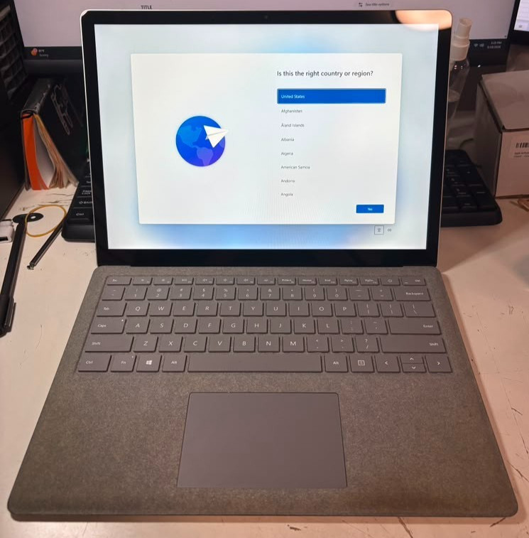 Used Microsoft Surface Laptop 2 13.5” Touch Intel i5 8GB/256GB SSD Win 11 (B)