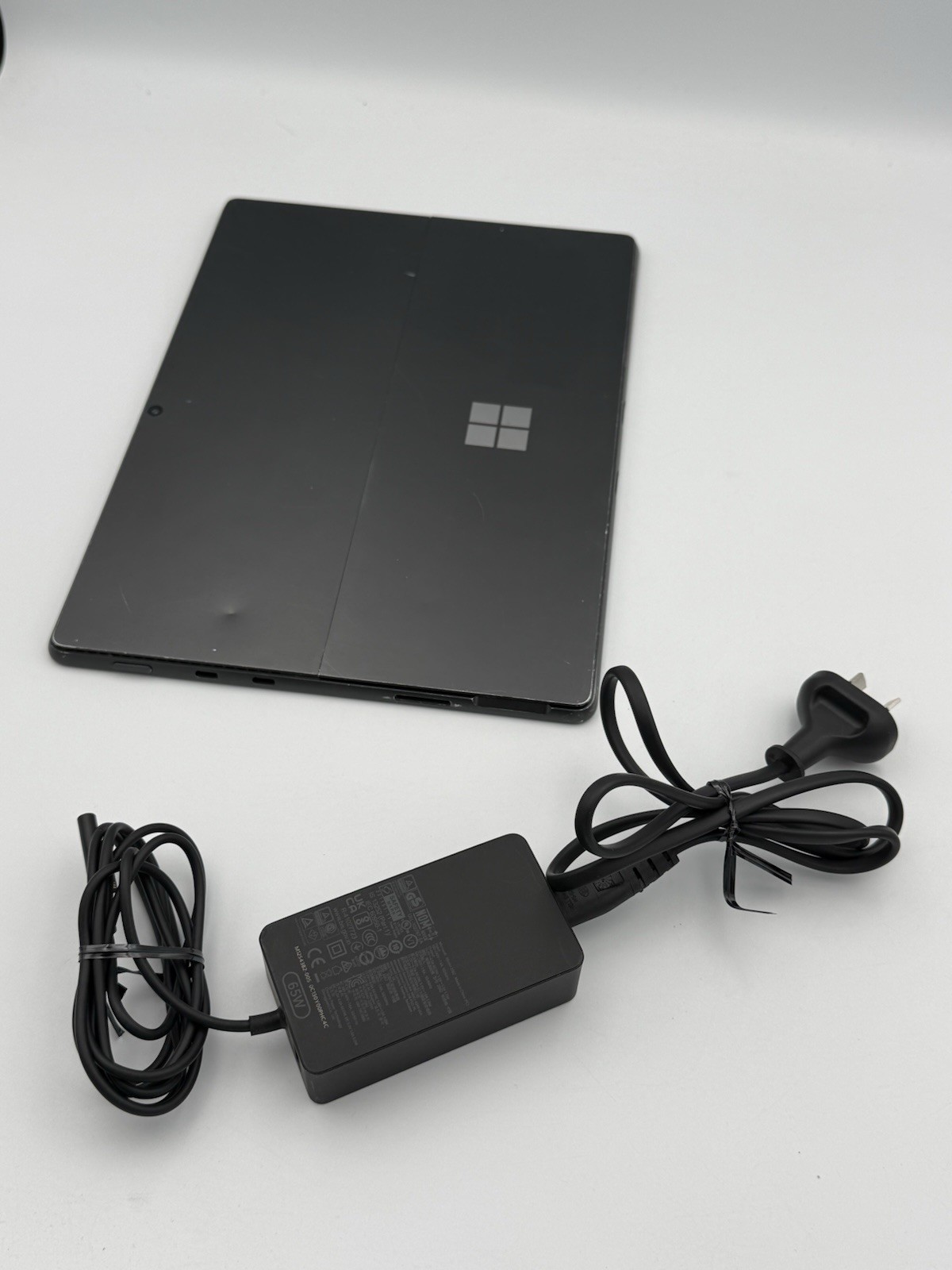 Microsoft Surface Pro 8 13” – i5 11th Gen | 8GB RAM | 256GB SSD (READ) – 31C