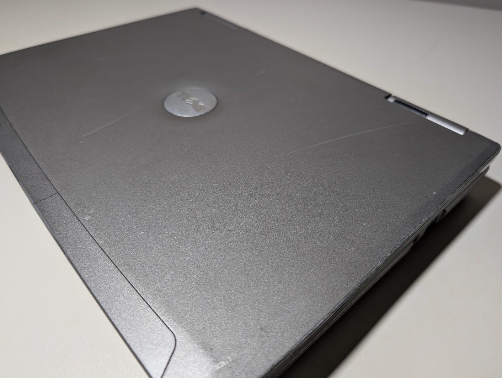 15″ Dell Latitude D810 | Pentium M 30GB HDD | ATI DVD Win XP 32-Bit Serial Port