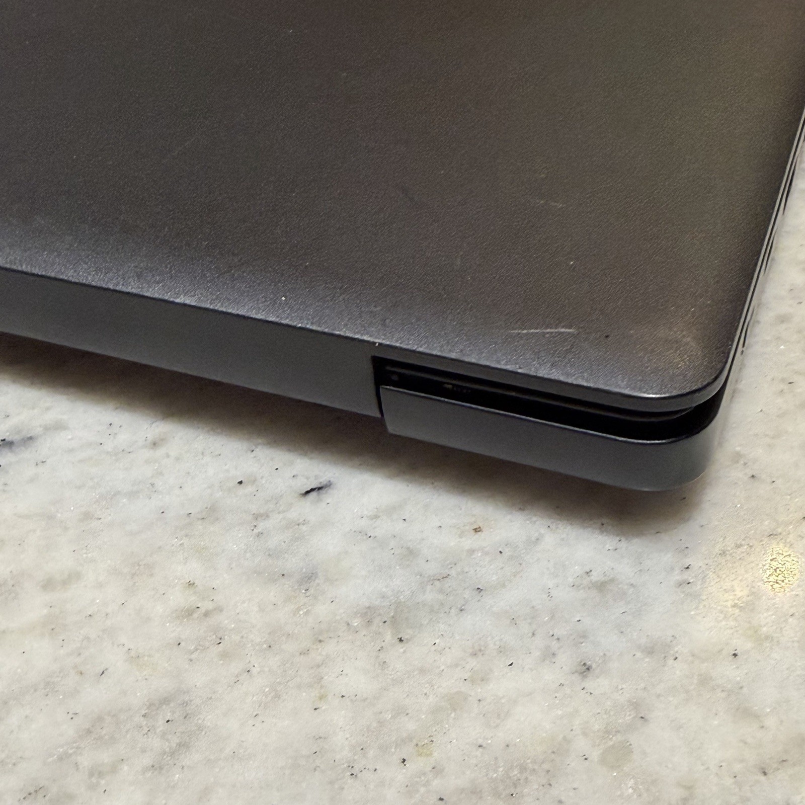 Dell Latitude 3590 i5-8250U 1.6GHz No RAM/No HDD Tested To Bios Cracked Case