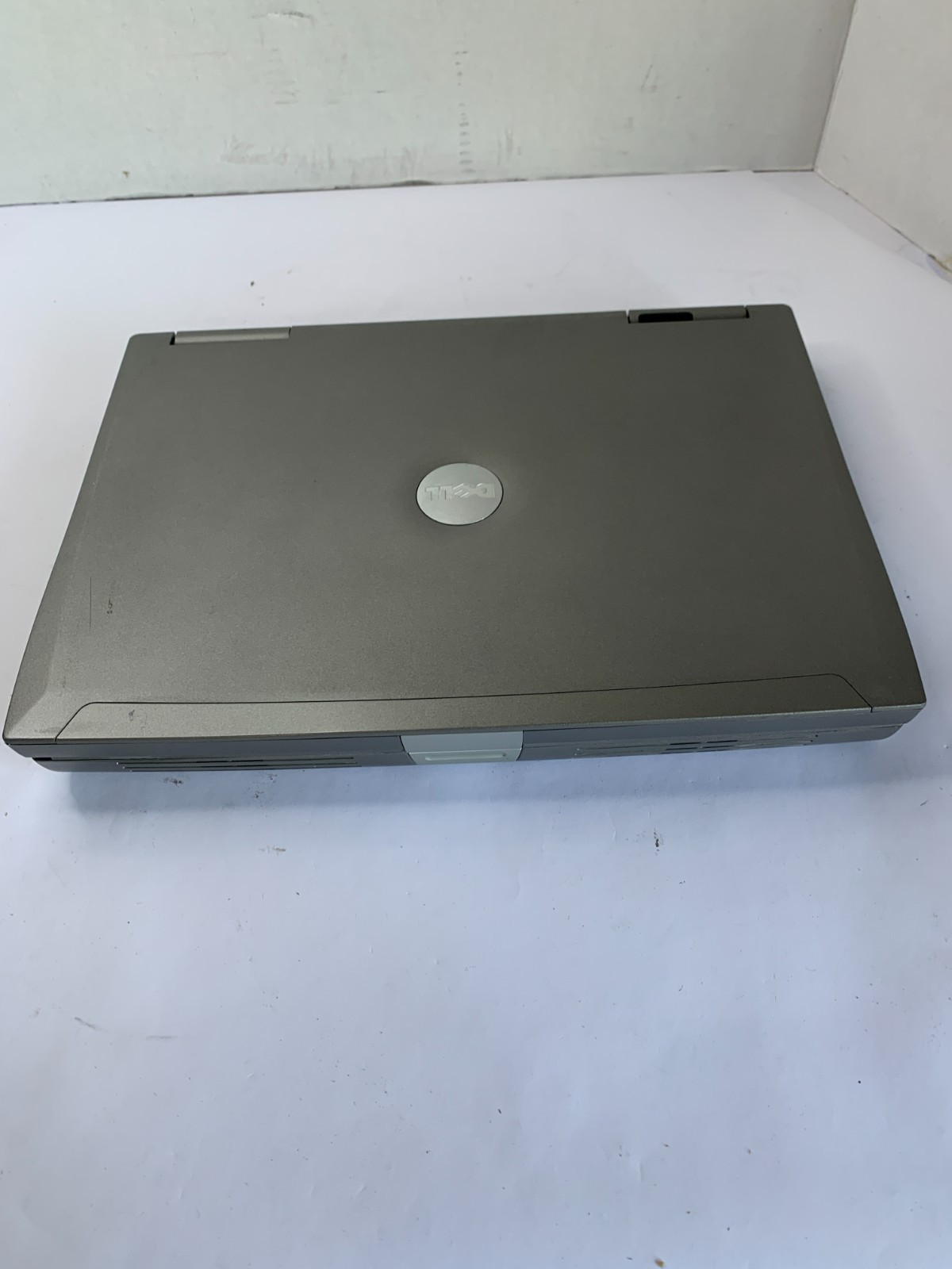 Dell Latitude D810 – Pentium M – 1gb DDR2 – 40Gb HDD – NO OS – DEAD BATT- NO AC