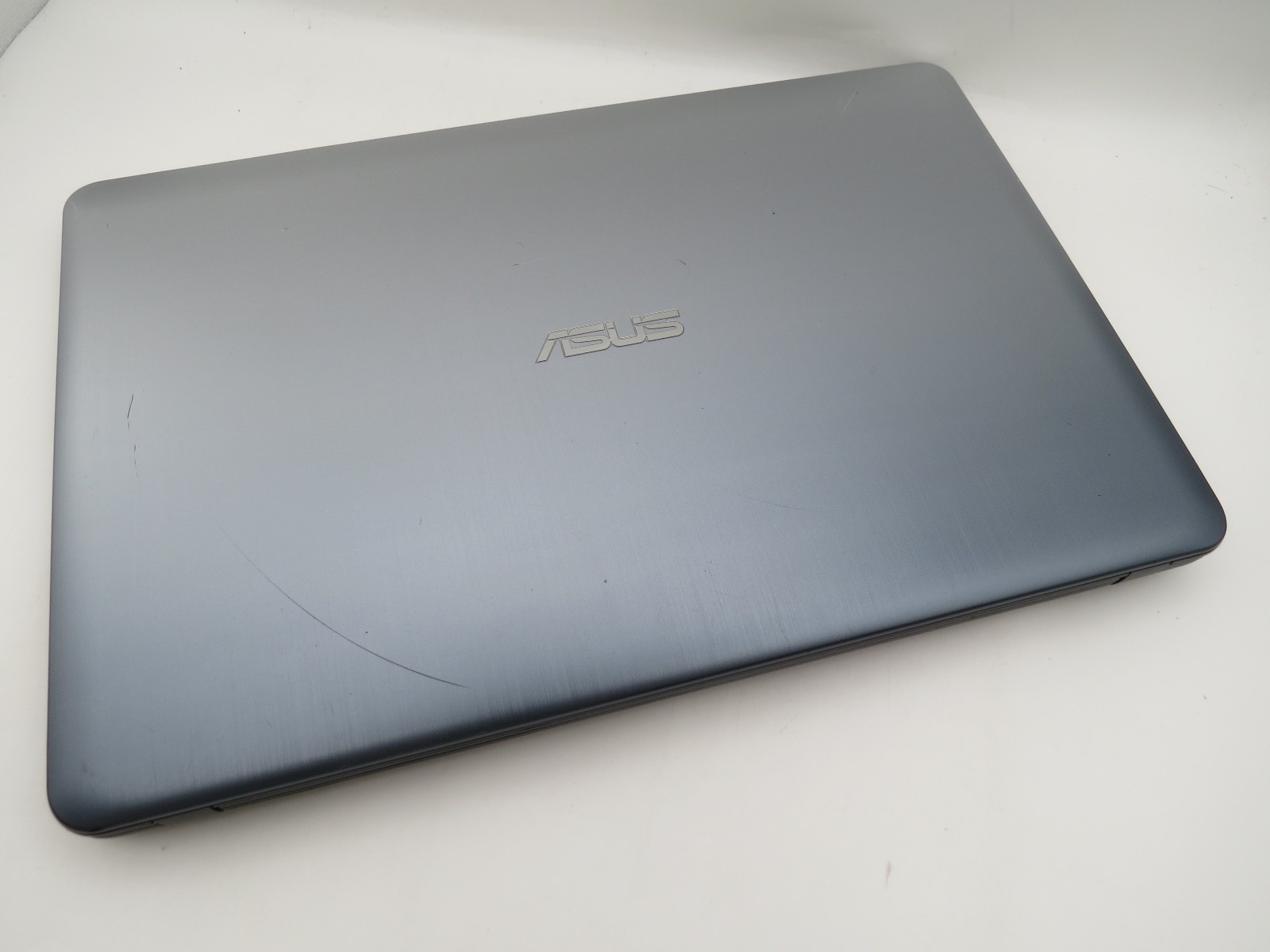ASUS X540 Pentium 3700 @ 1.6GHz 4GB DDR3 240GB 2.5″ SATA SSD No OS/AC