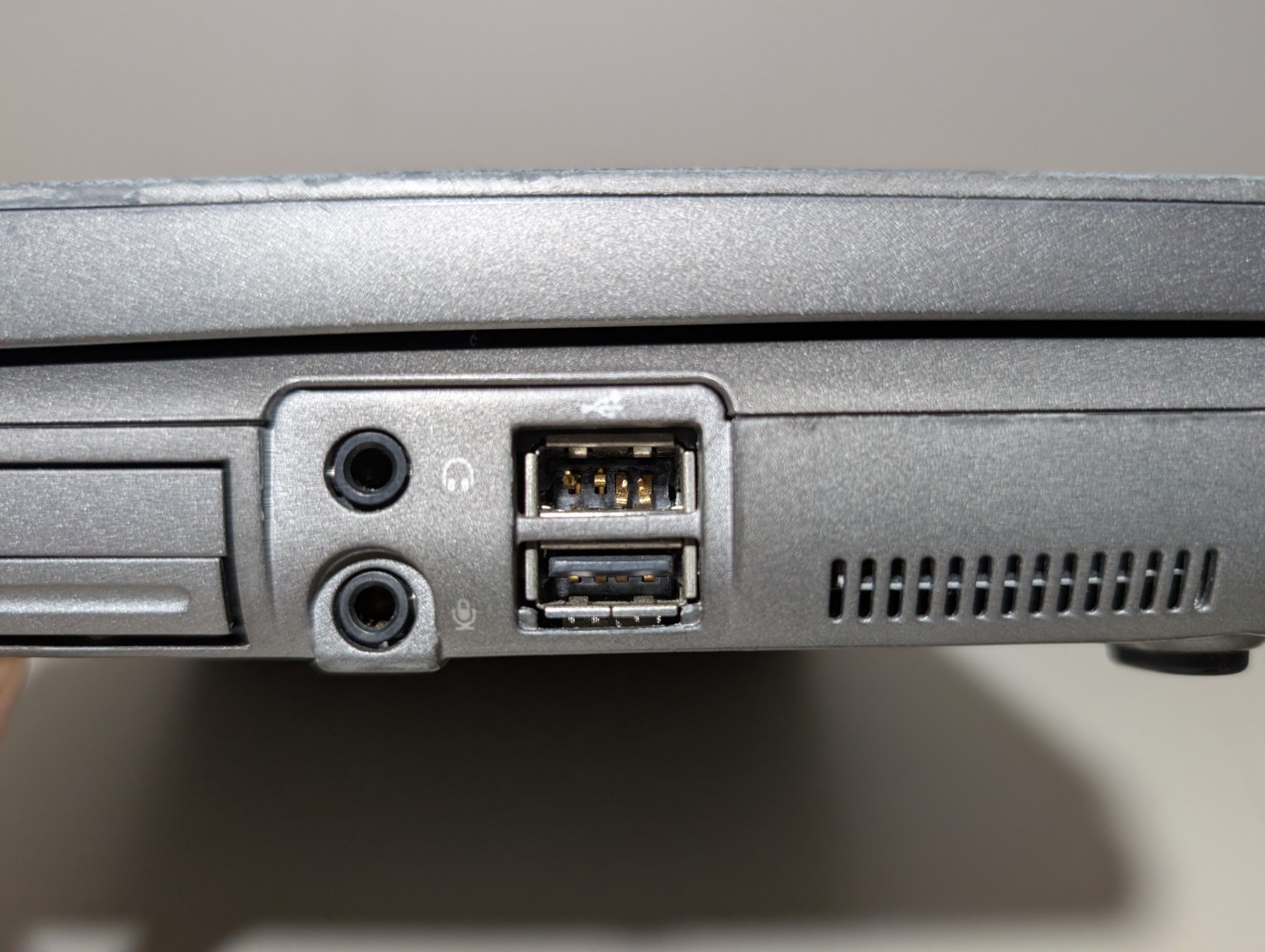 15″ Dell Latitude D810 | Pentium M 30GB HDD | ATI DVD Win XP 32-Bit Serial Port