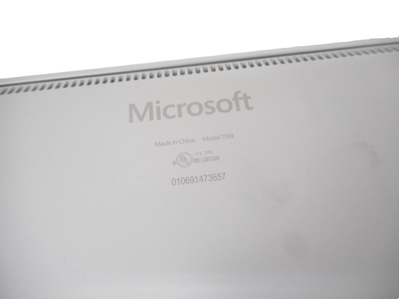Microsoft Surface Laptop 1769 i7-7660U 2.50GHz 8GB RAM 256GB SSD win 10 pro