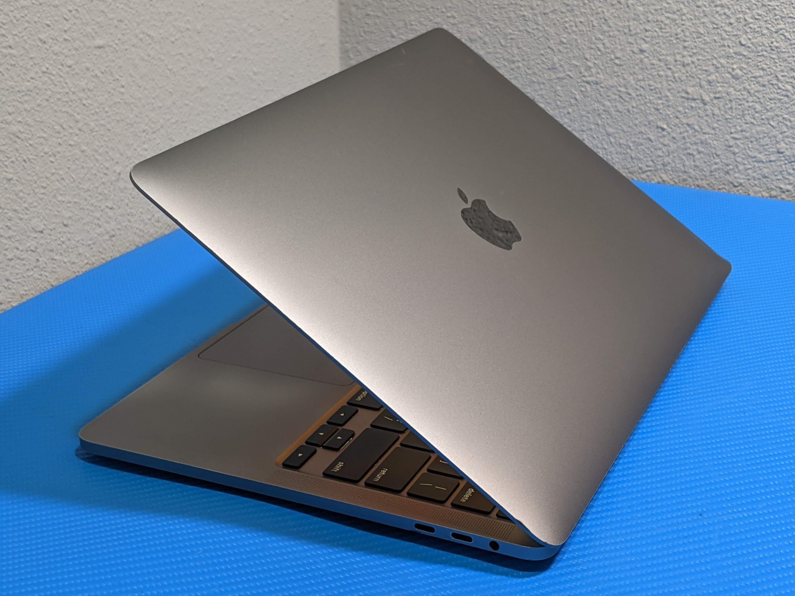 Apple MacBook Pro 13″ (2020) A2251 / BTO Core i7-1068NG7 2.3GHz 32GB 1TB SSD +PA