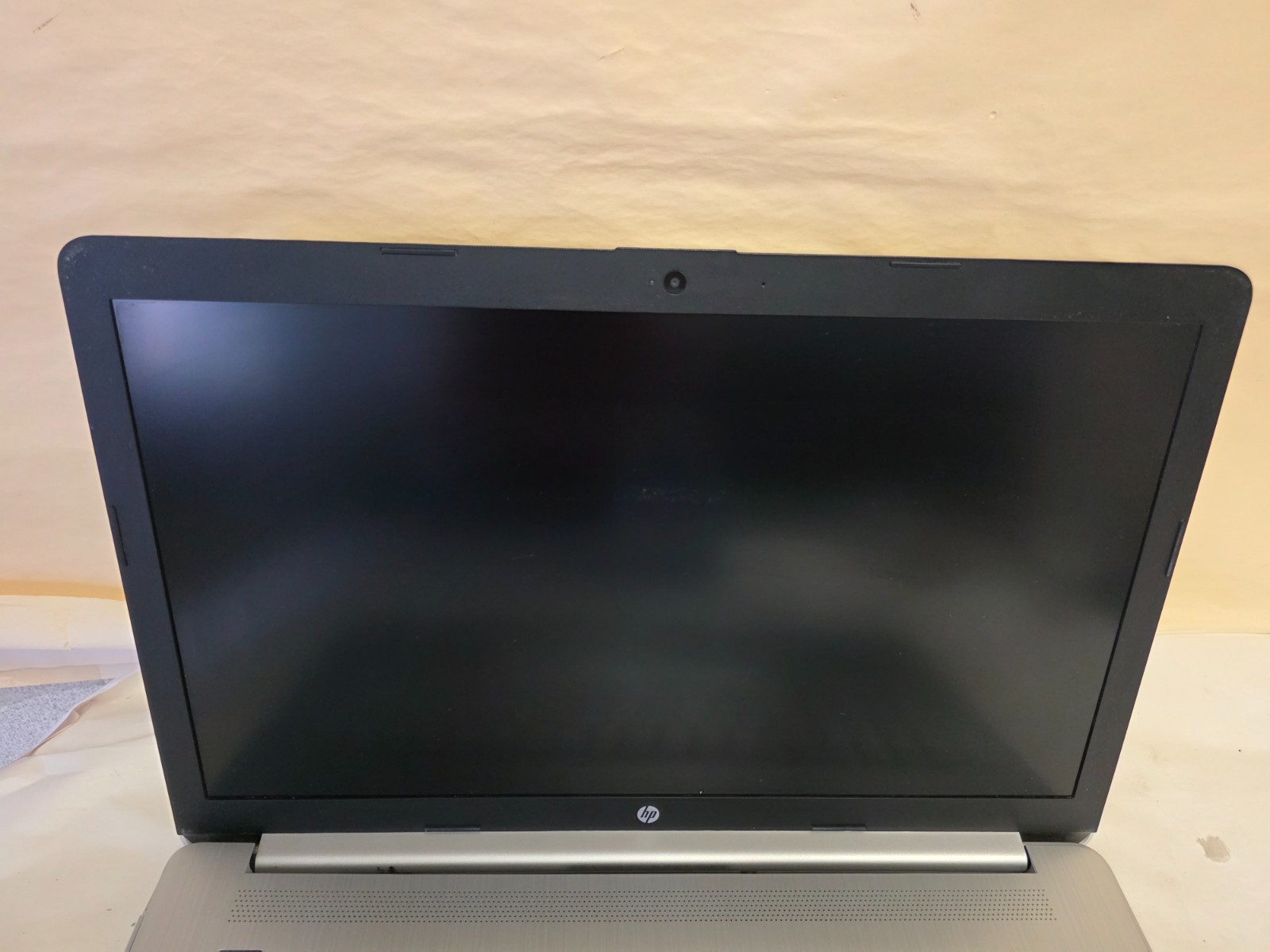 HP 17 Intel i5-1035G1 1.00GHz 12GB RAM No HDD – Screen hinges bad – No CD Rom