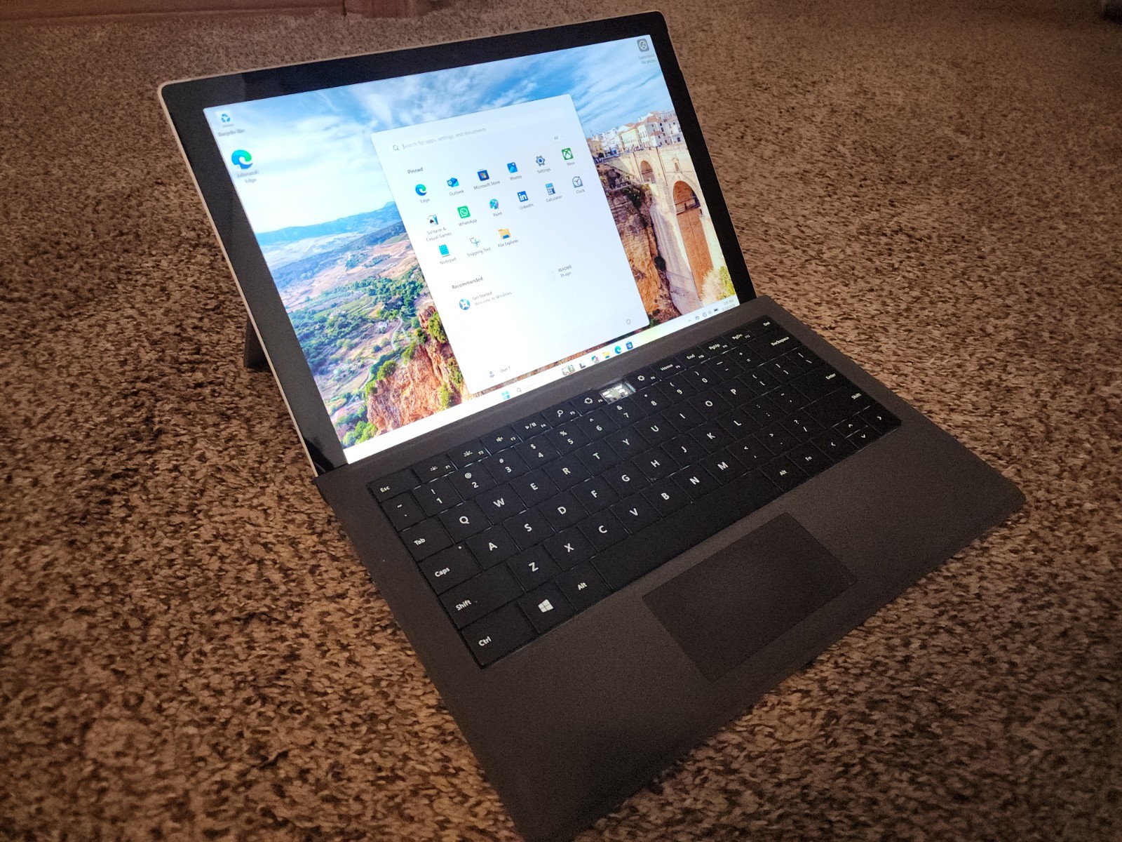 CRAiCKED SCREEN-TOUCH STILL WORKS-MISSING F7 KEY- Surface Pro 5 -WINDOWS 11