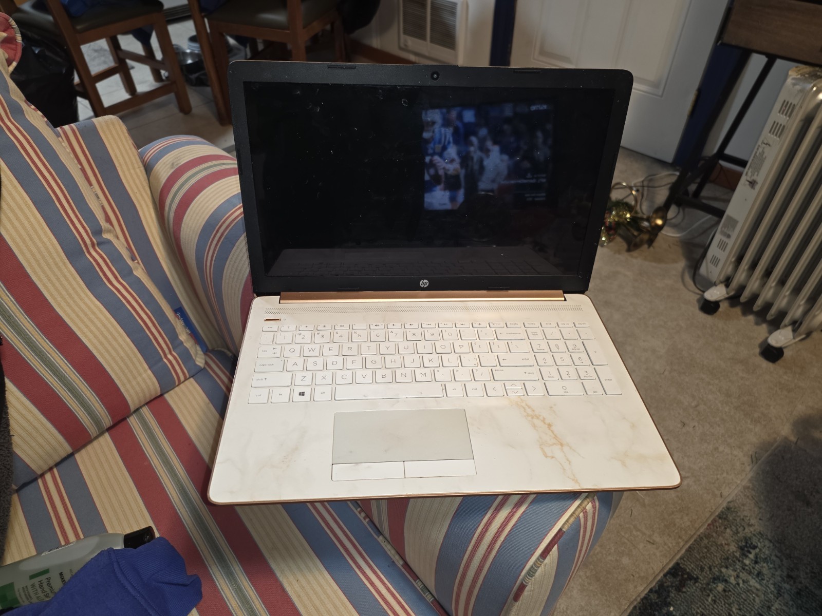 HP 15-DB1005 15.6″ (256GB SSD, AMD A3000, 2.4 GHz, 8GB) – Gold – 8LJ45UARABA