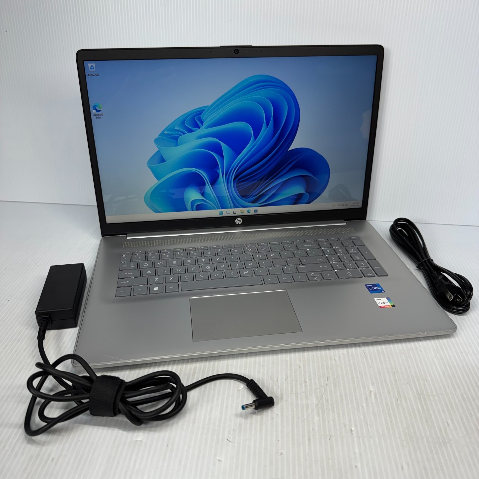 HP 17-cn3165cl i7-1355U 17.3″ Touch Windows 11 Laptop 256GB SSD 16GB *SEE PICS