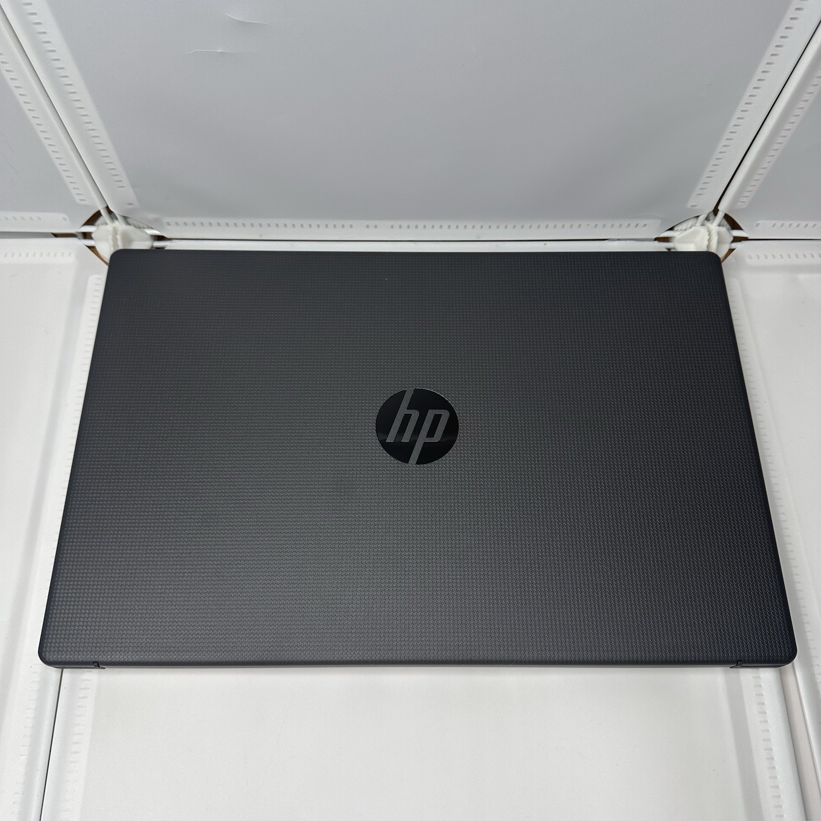HP A82ZVUA 255 G10 15.6″ FHD Ryzen 7 7000 2GHz Intel UHD Graphics 32GB RAM 1TB