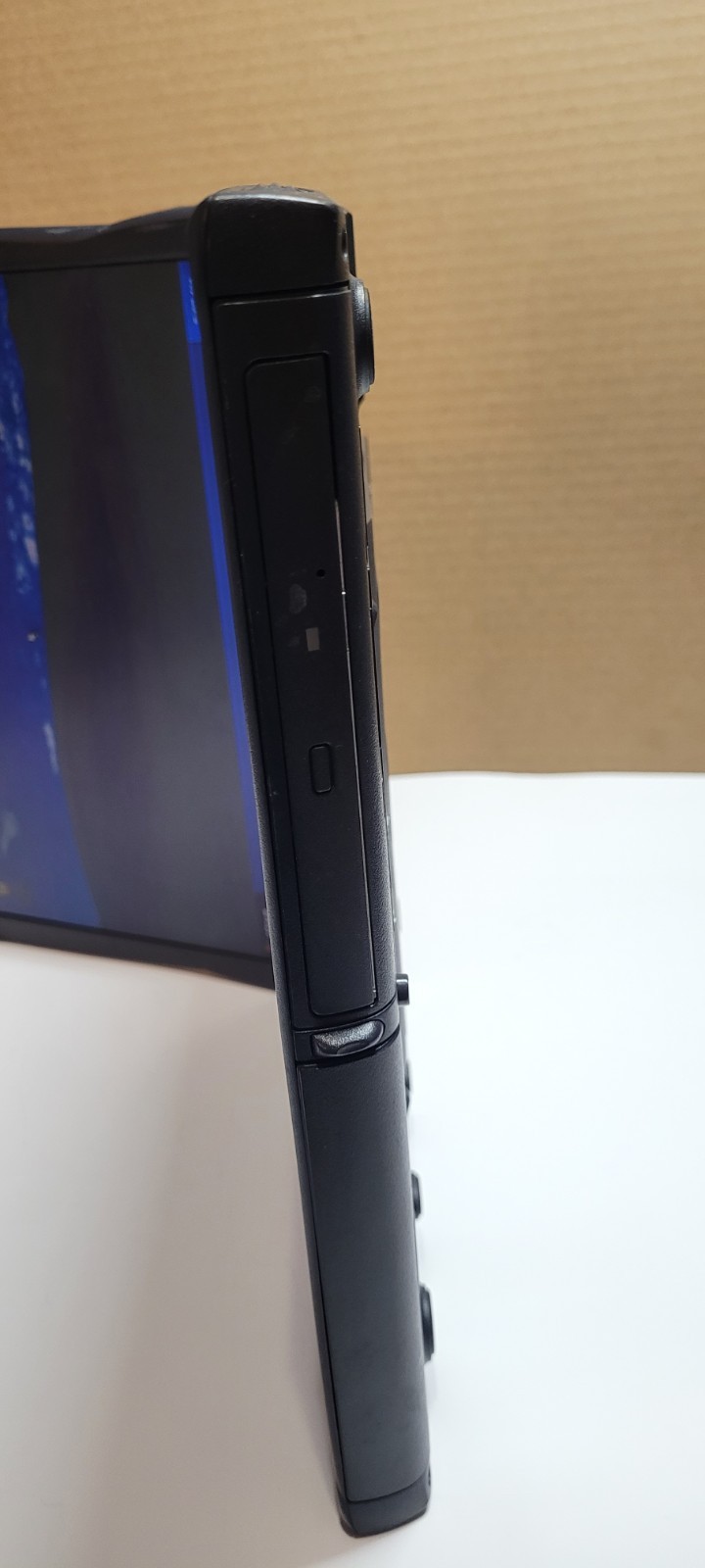 Dell Latitude 1GHz, 256MB, 18.6 GB HHD, BROKEN HINGES