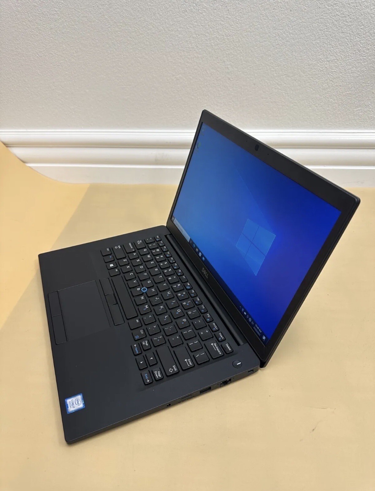 Dell Latitude 7490 14 in (256GB SSD, Intel Core i7 8650U, 3.9 GHz, 16GB) Laptop