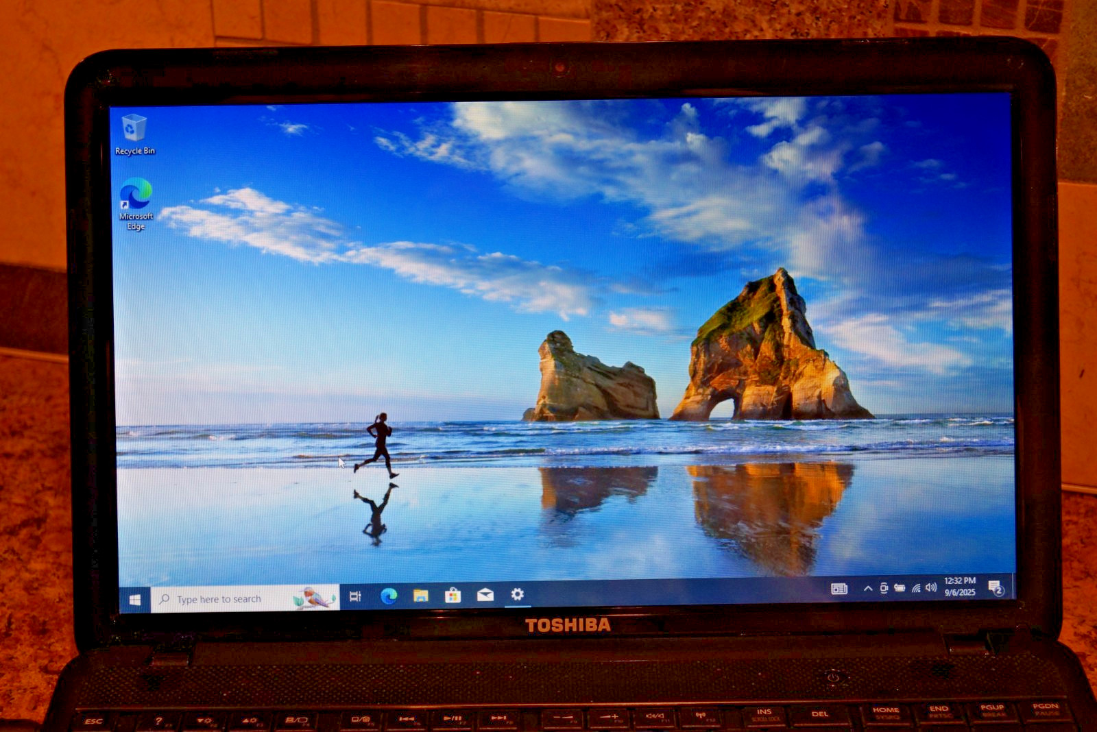 Active 22H2 Version WIN10 PRO Toshiba C855D AMD A6@2.70GHz,4GB RAM,720GB HDD