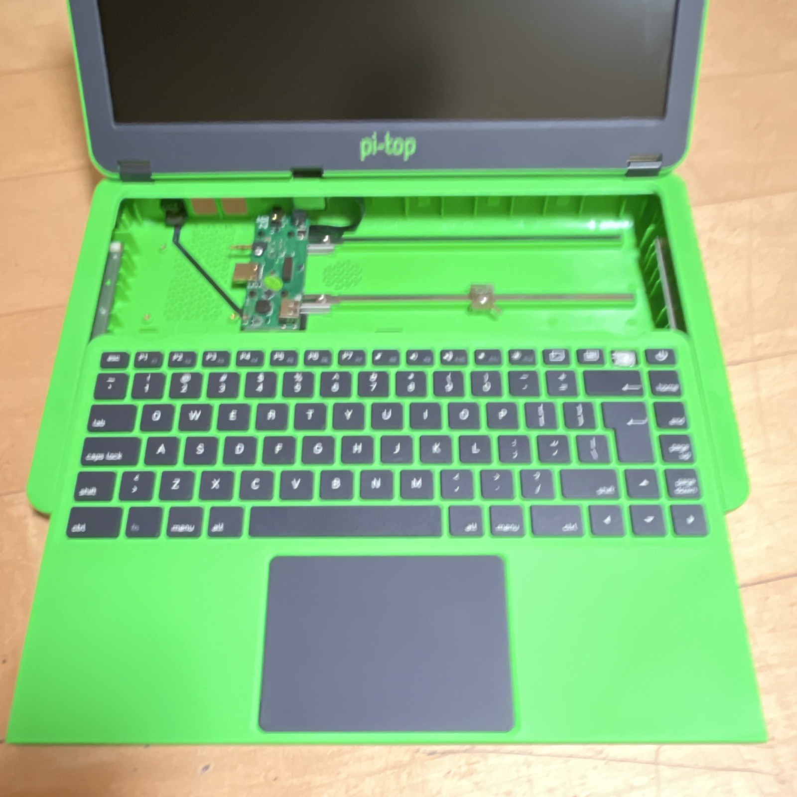 pi-top Model 2.0 Series 14 in Green Notebook Laptop for Casual Computing
