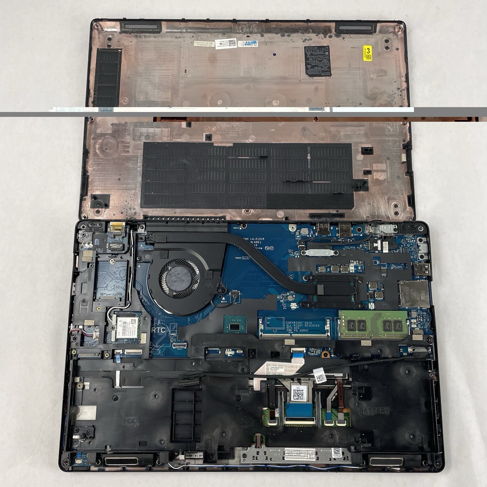 Dell Latitude 5580 15.6″ i5-7440HQ 2.8GHz 8GB RAM No SSD/OS/AC – Bad Hinge Cover
