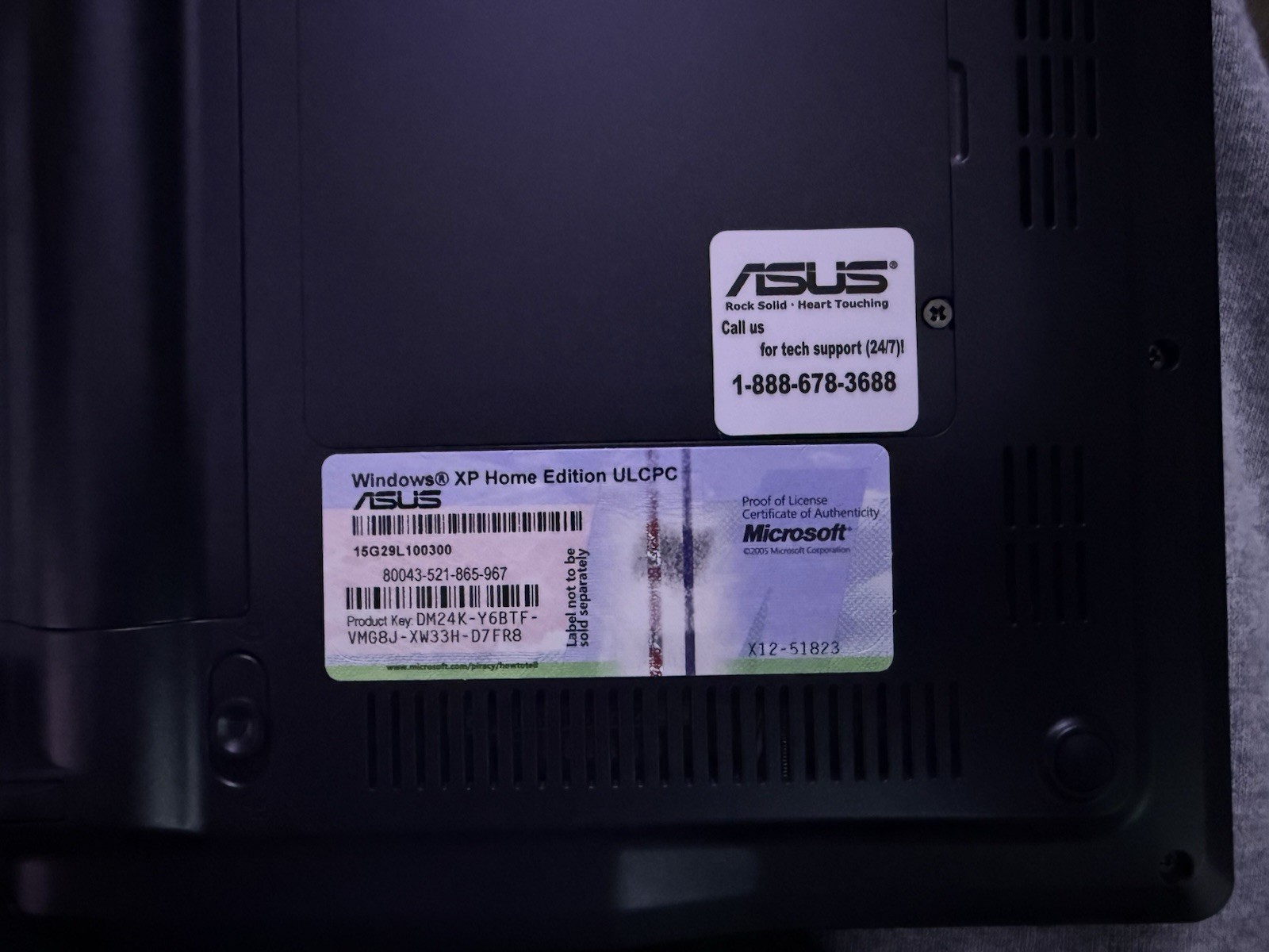 ASUS Eee PC 900 Vintage Netbook – Windows XP – Charger & Case Included