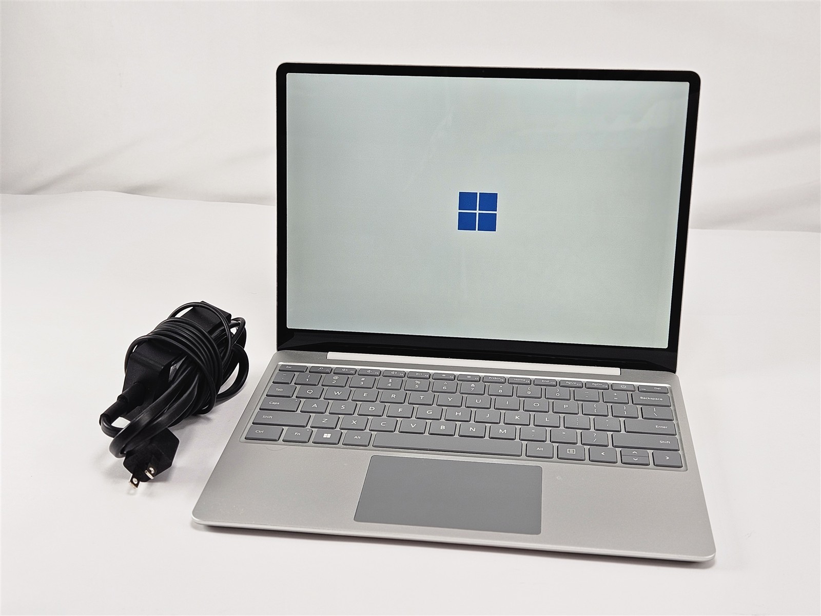 Microsoft Surface Laptop Go 2 i5-1135G7 2.4GHz 256GB SSD 16GB Iris Xe 12.4″
