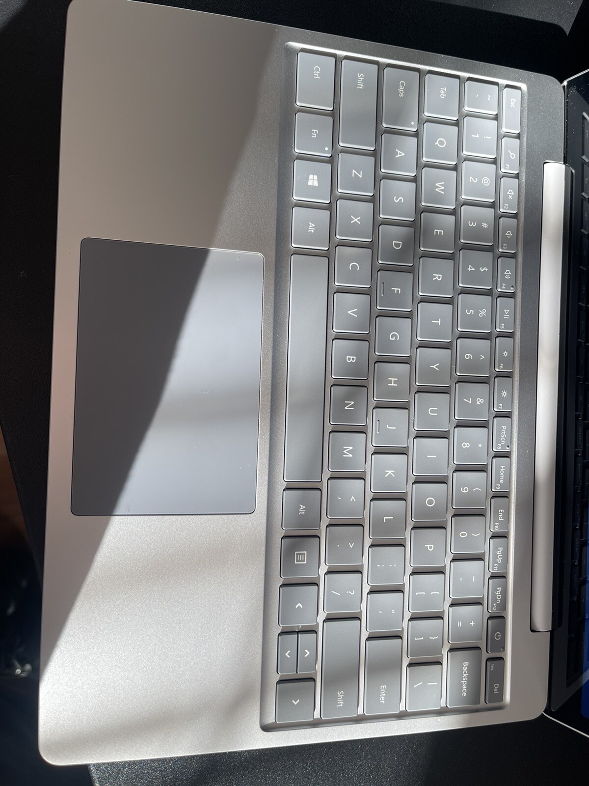 Microsoft Surface Laptop Go 12.4″ (64GB, Intel Core i5 10th Gen., 3.60 GHz, 4GB)