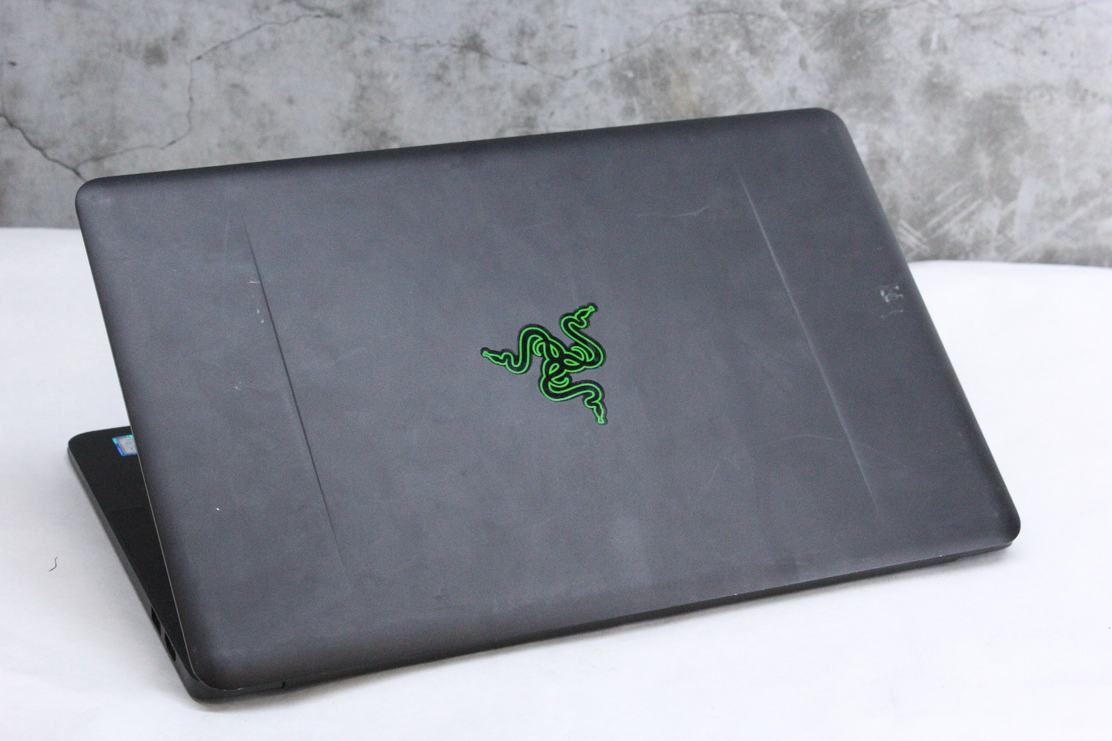 Razer Blade RZ09-01962E12 *No Battery or SSD* i7-7500U, 16GB Onboard Ram As-Is
