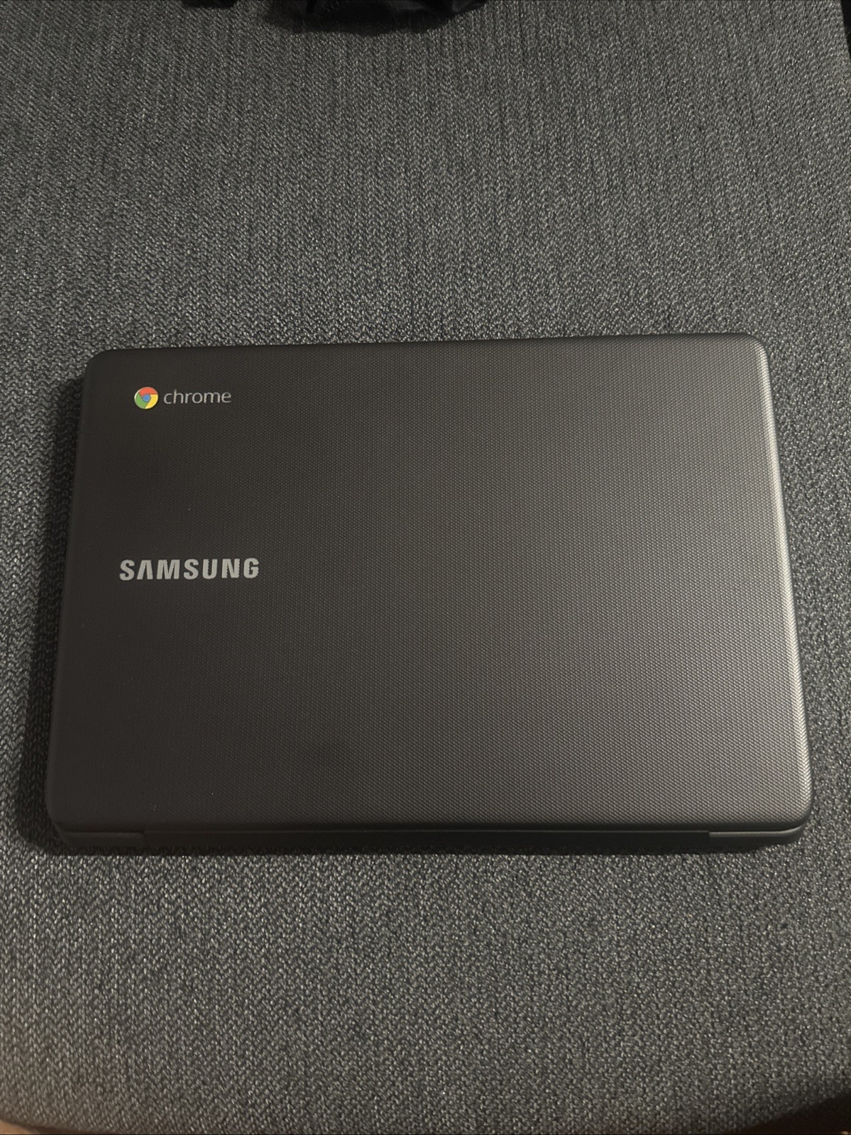 Samsung (XE500C13) ‎1.6 GHz Intel Dual Core 11.6 Inch Display Chromebook w/Power